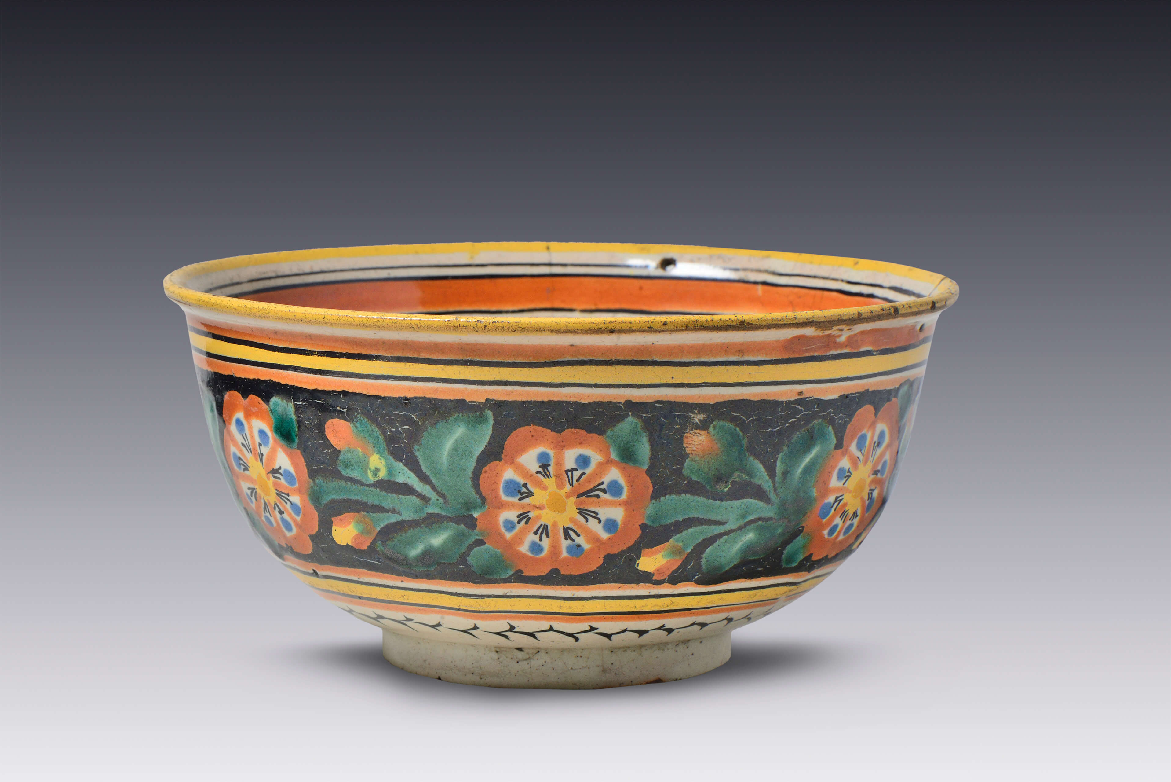 Tazón con motivos florales | Salas de Arte Virreinal y Siglo XIX | Museo Amparo, Puebla
