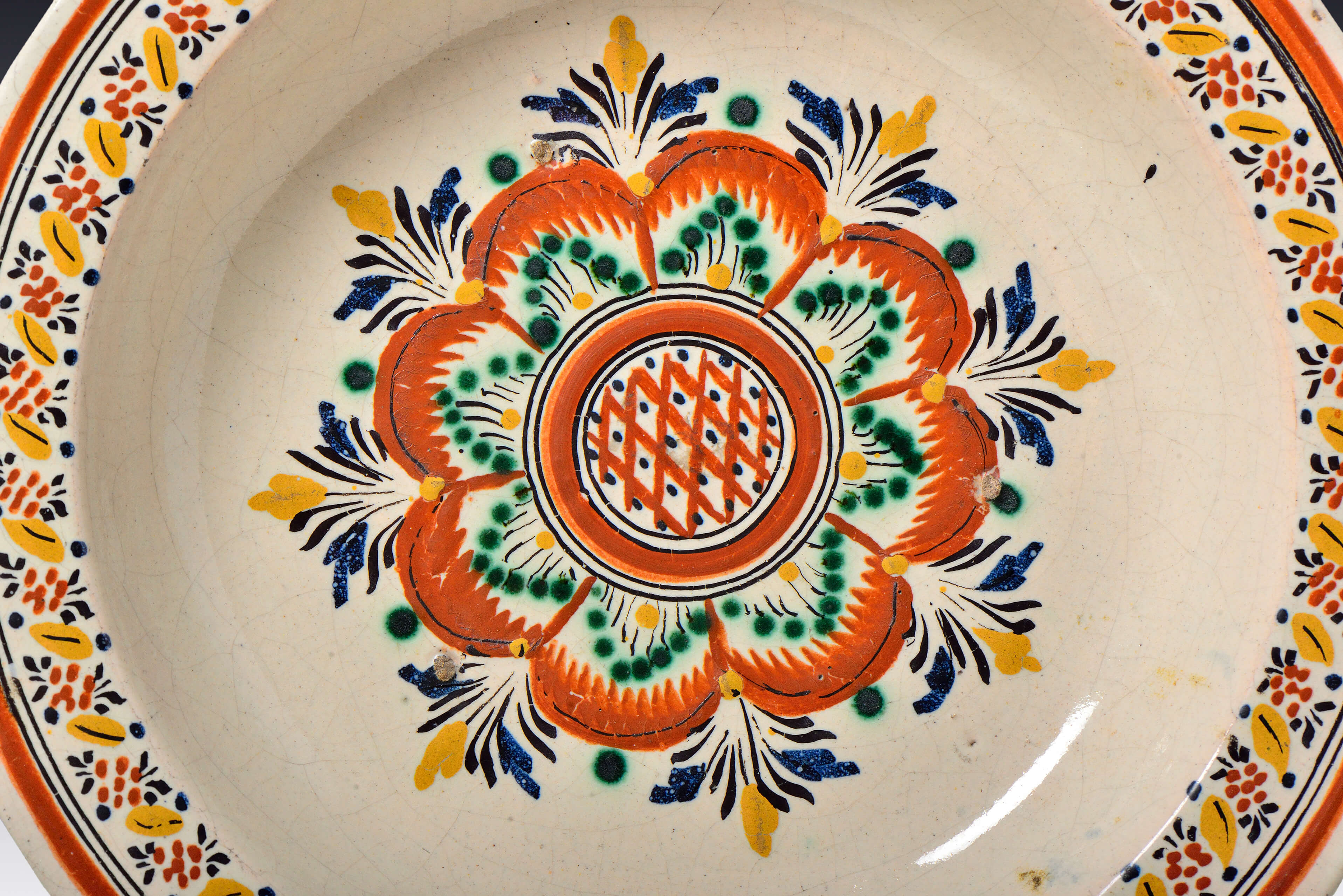 Platón semihondo con motivo floral | Salas de Arte Virreinal y Siglo XIX | Museo Amparo, Puebla