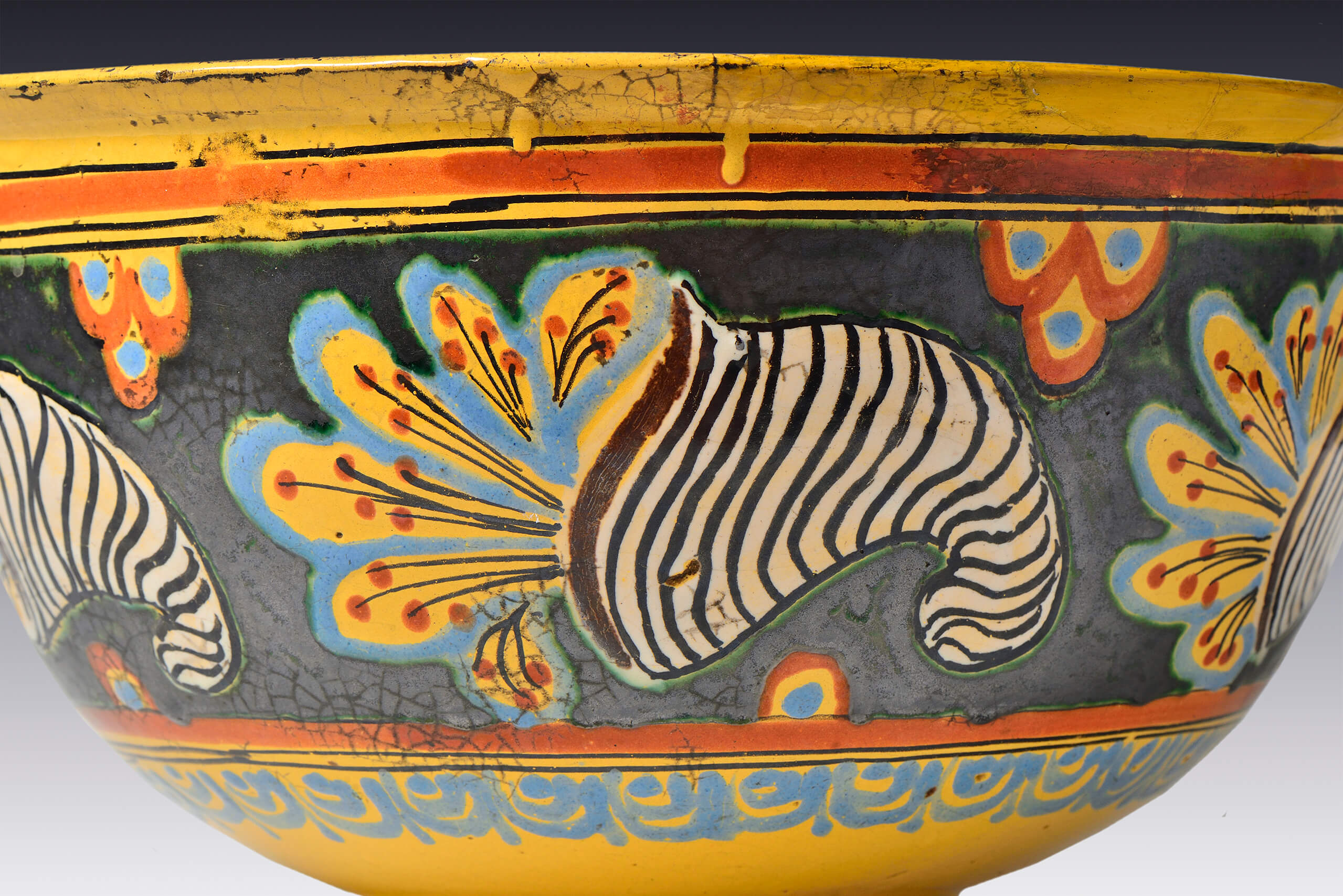Tazón o fuente con cornucopias | Salas de Arte Virreinal y Siglo XIX | Museo Amparo, Puebla