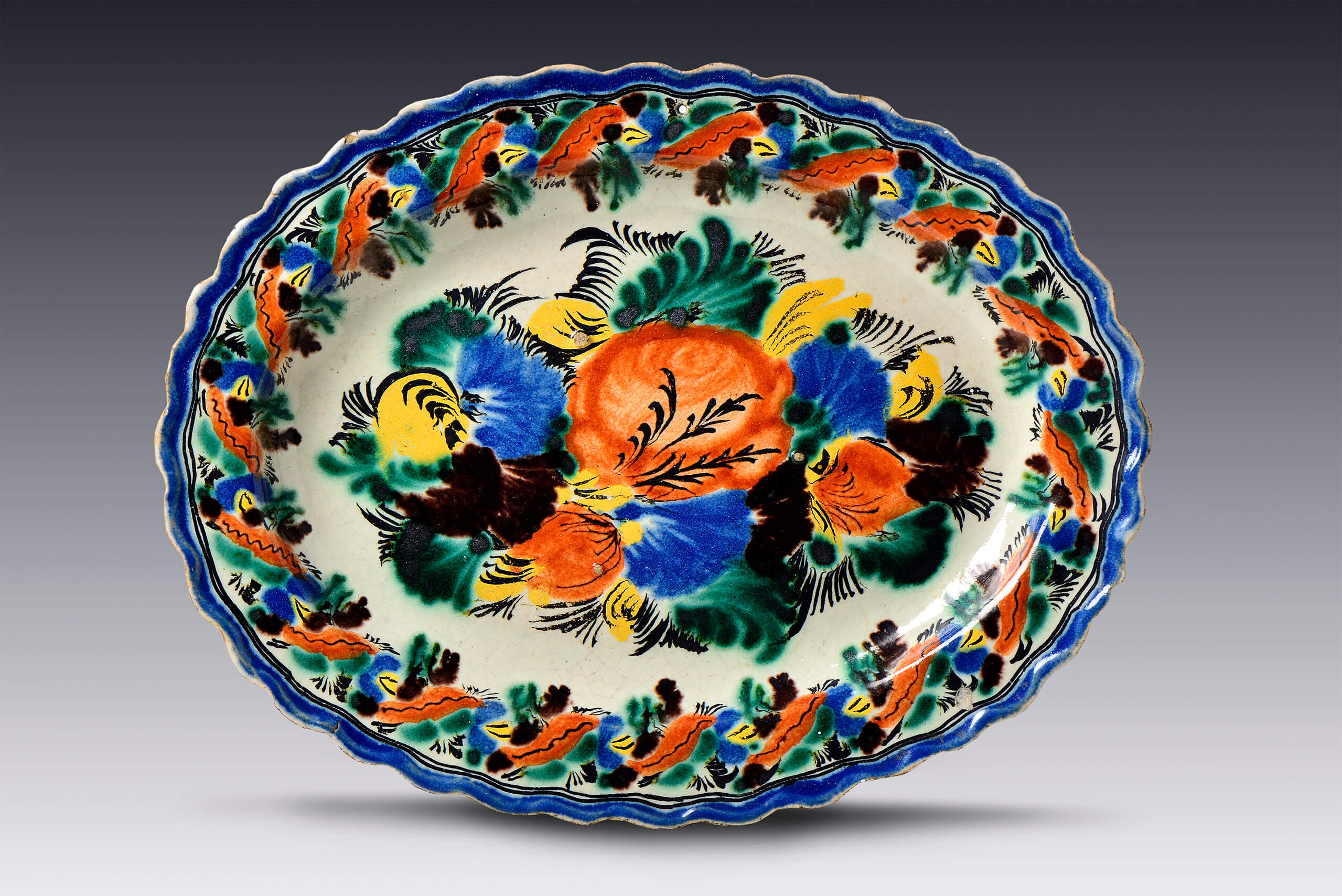 Platón ovalado con motivos florales | Salas de Arte Virreinal y Siglo XIX | Museo Amparo, Puebla