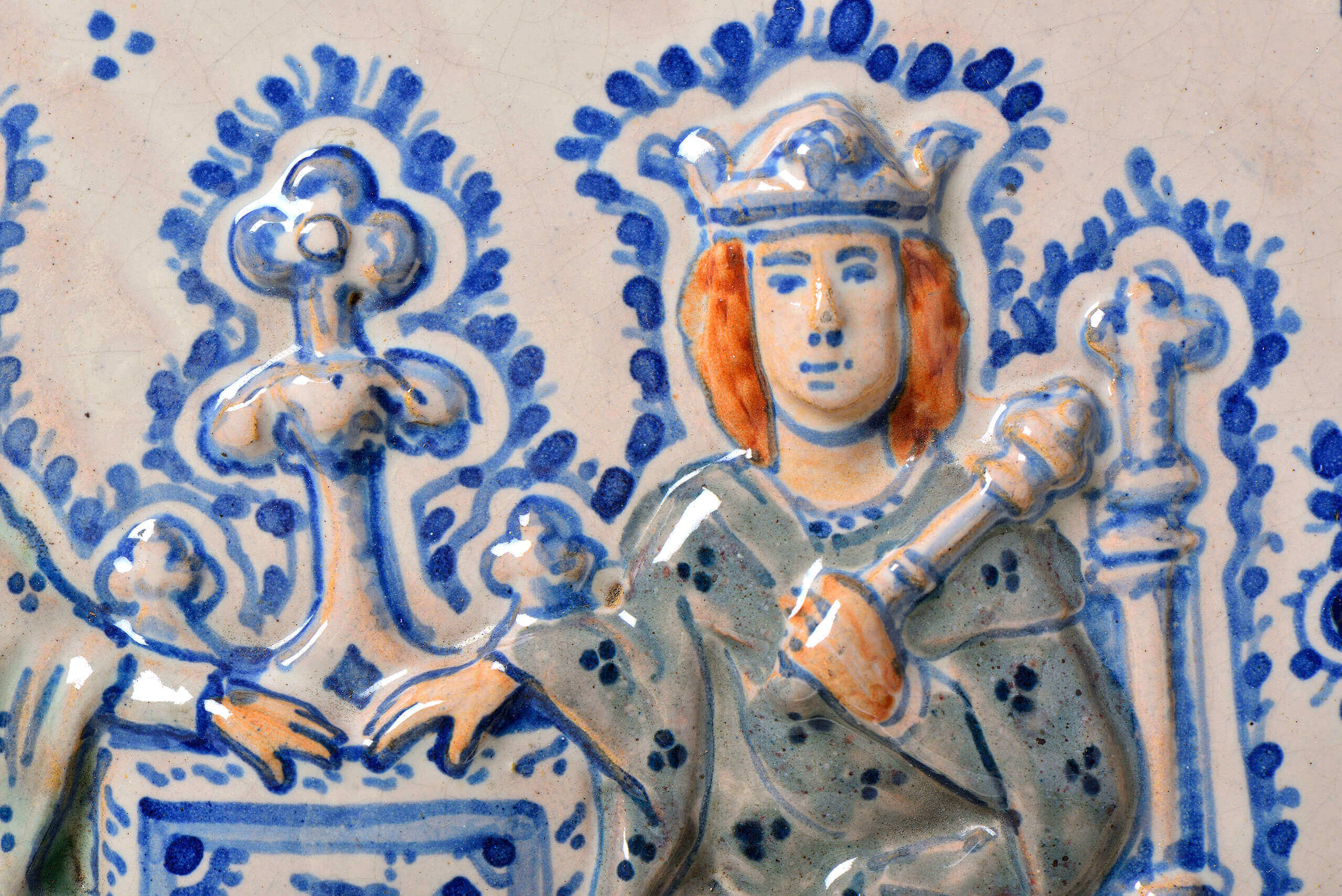 Platón con relieve de monarcas | Salas de Arte Virreinal y Siglo XIX | Museo Amparo, Puebla