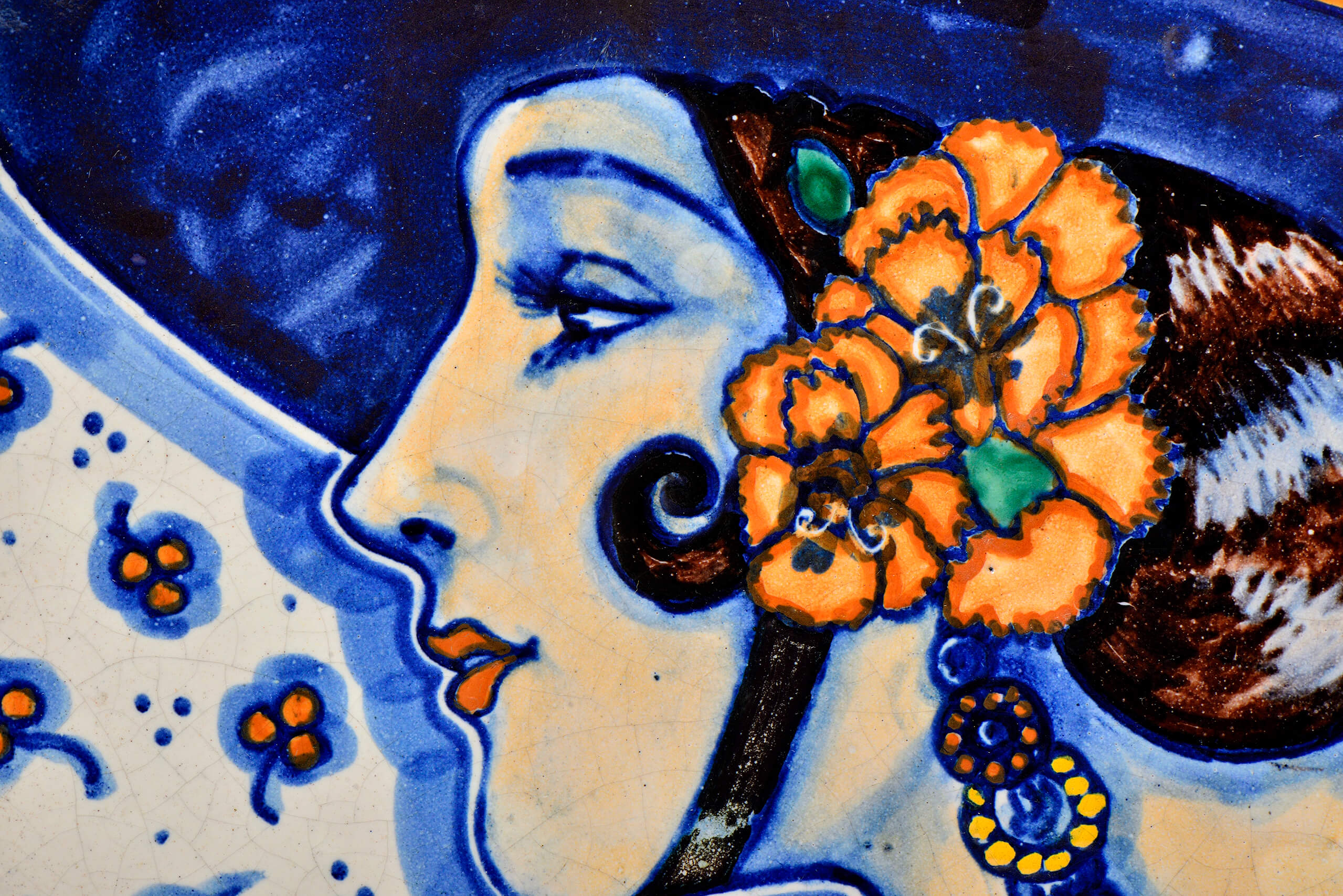 Platón Art Nouveau con perfil de dama cordobesa | Salas de Arte Virreinal y Siglo XIX | Museo Amparo, Puebla