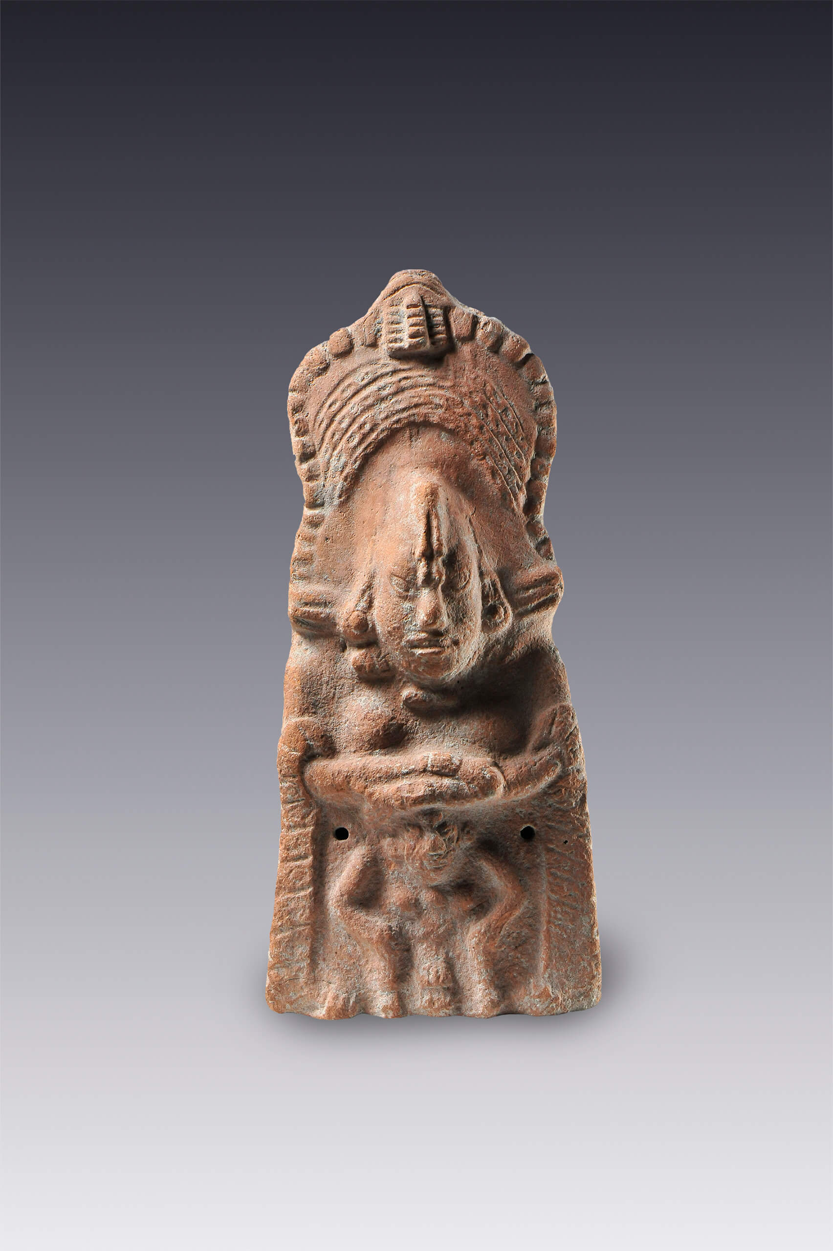 Maraca con la figura de una mujer acompañada de una figura pequeña | El México antiguo. Salas de Arte Prehispánico | Museo Amparo, Puebla