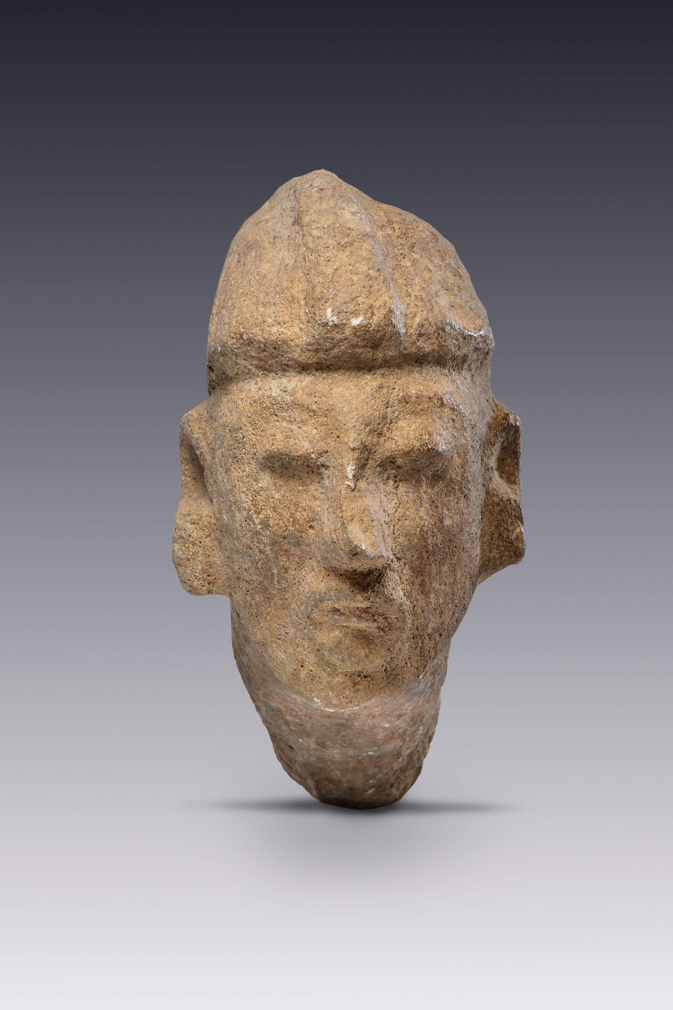 Espiga esculpida con cabeza de personaje y gorro | El México antiguo. Salas de Arte Prehispánico | Museo Amparo, Puebla