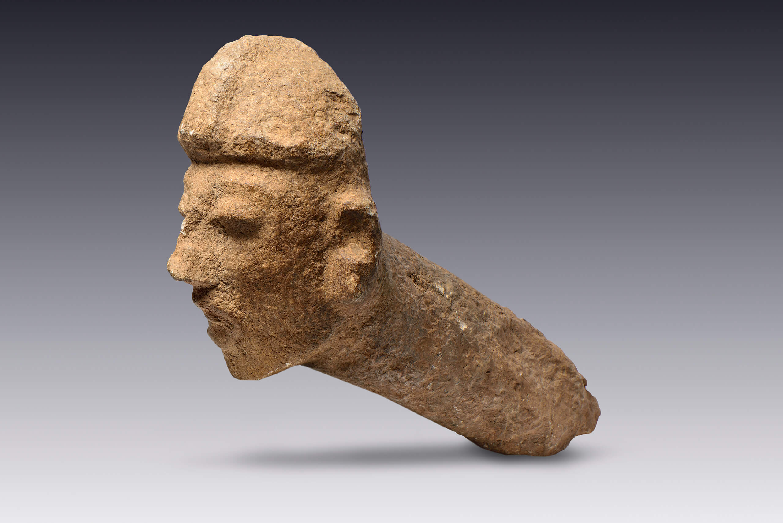 Espiga esculpida con cabeza de personaje y gorro | El México antiguo. Salas de Arte Prehispánico | Museo Amparo, Puebla