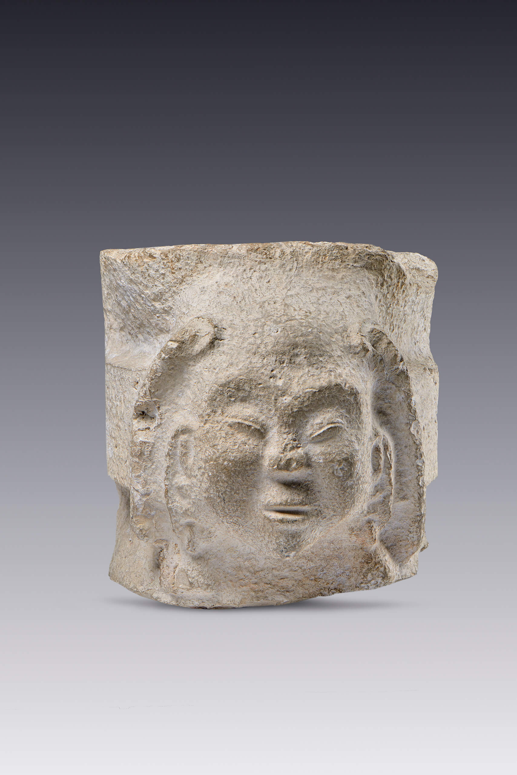 Sillar esculpido con cabeza de personaje | El México antiguo. Salas de Arte Prehispánico | Museo Amparo, Puebla