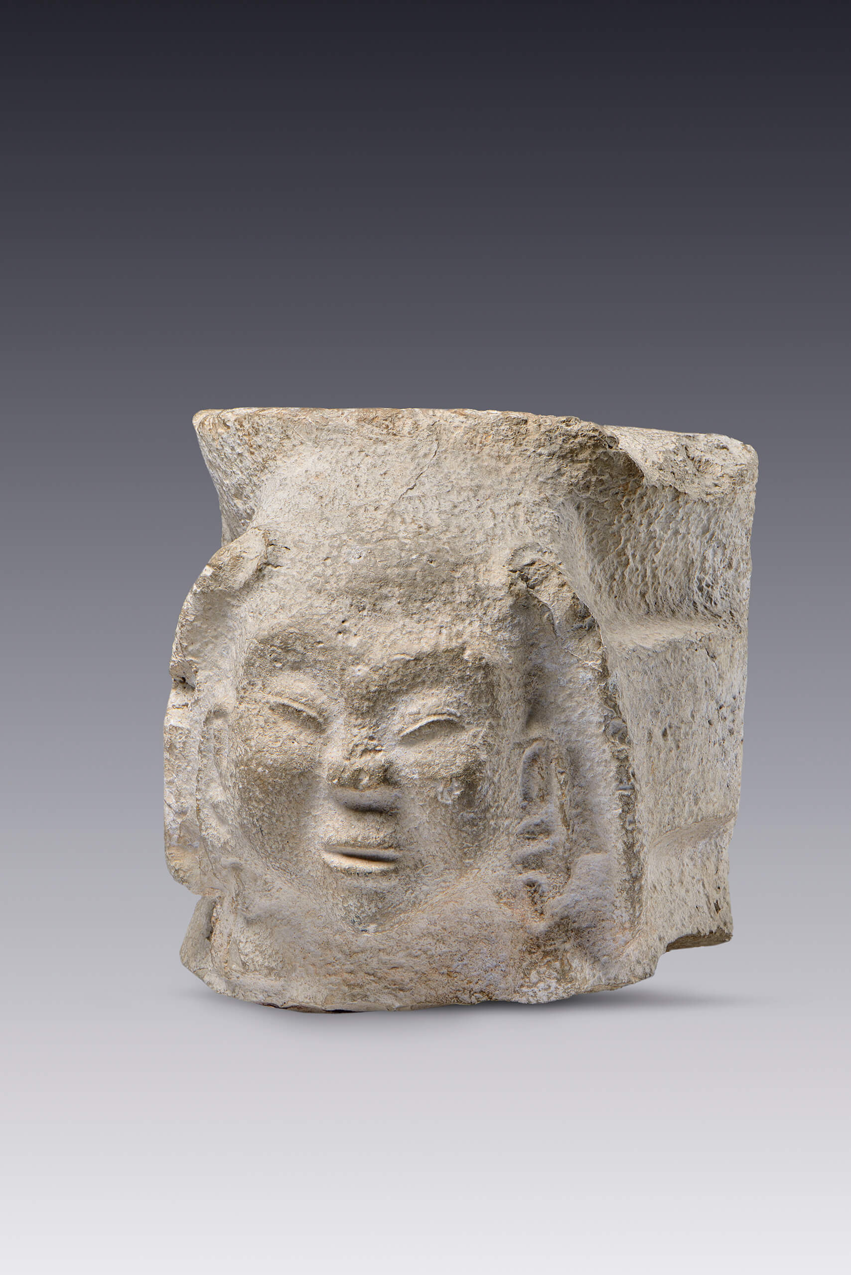 Sillar esculpido con cabeza de personaje | El México antiguo. Salas de Arte Prehispánico | Museo Amparo, Puebla