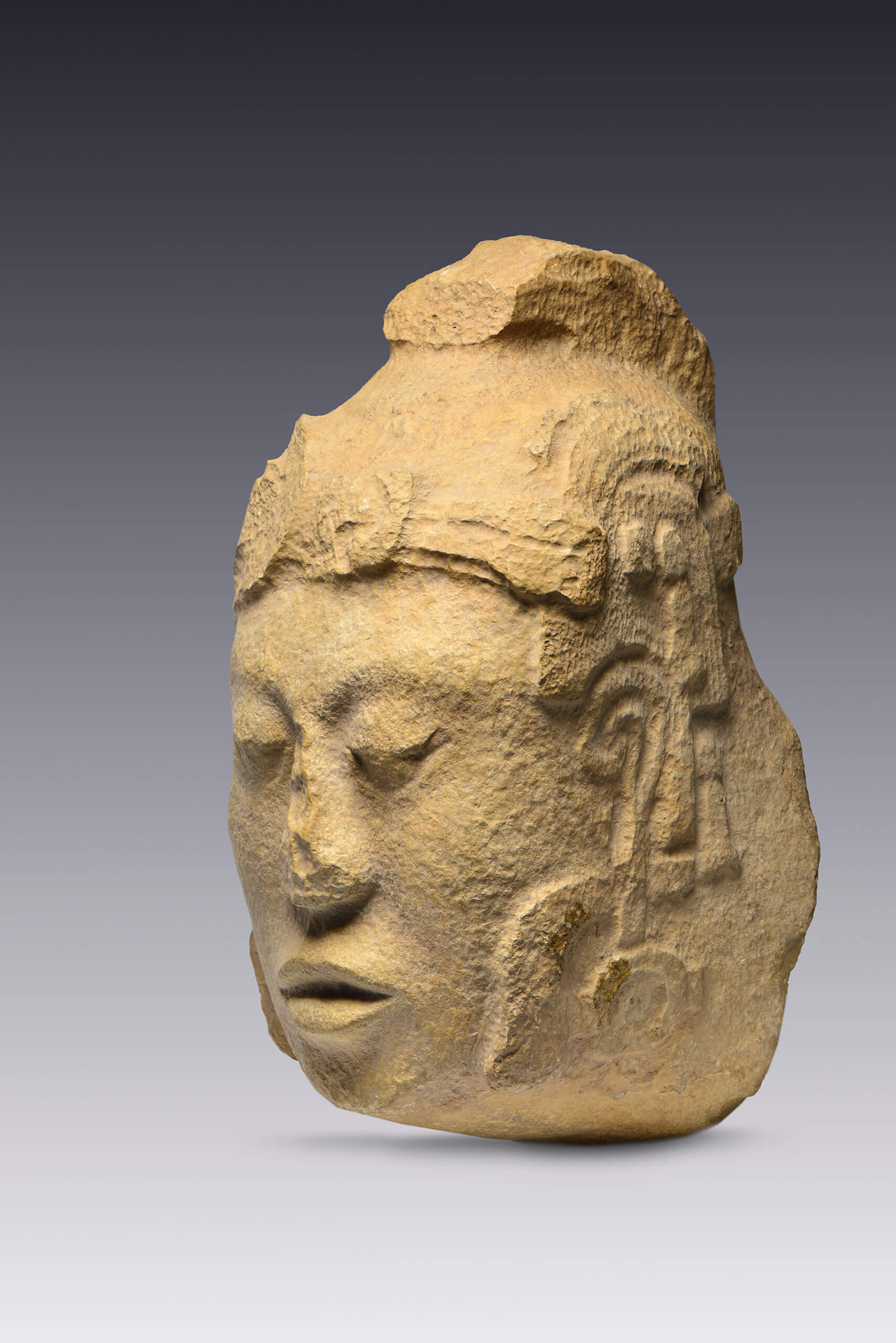 Cabeza de personaje masculino con tocado y papel en las orejas | El México antiguo. Salas de Arte Prehispánico | Museo Amparo, Puebla