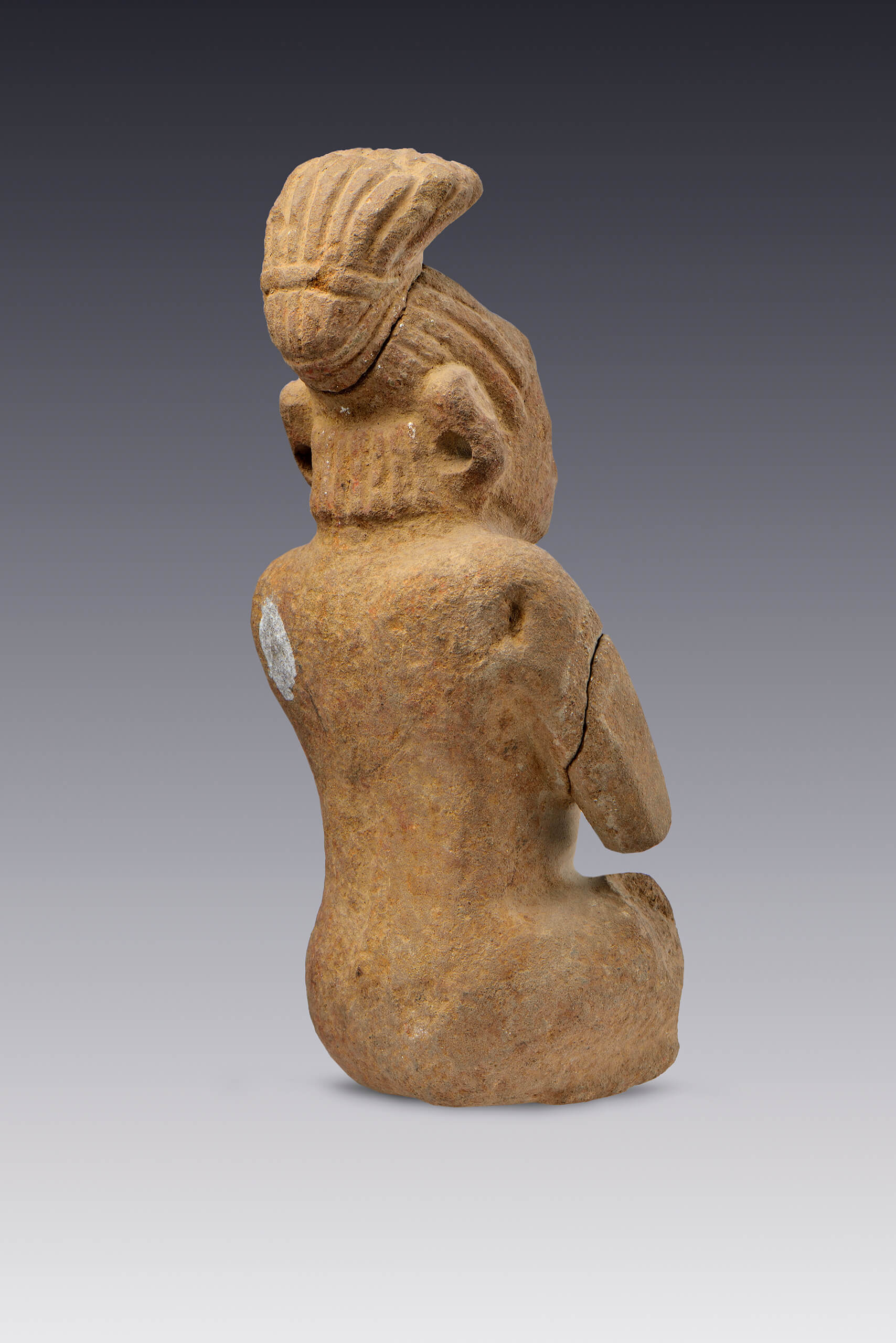 Personaje sentado con escarificaciones y modelación cefálica | El México antiguo. Salas de Arte Prehispánico | Museo Amparo, Puebla