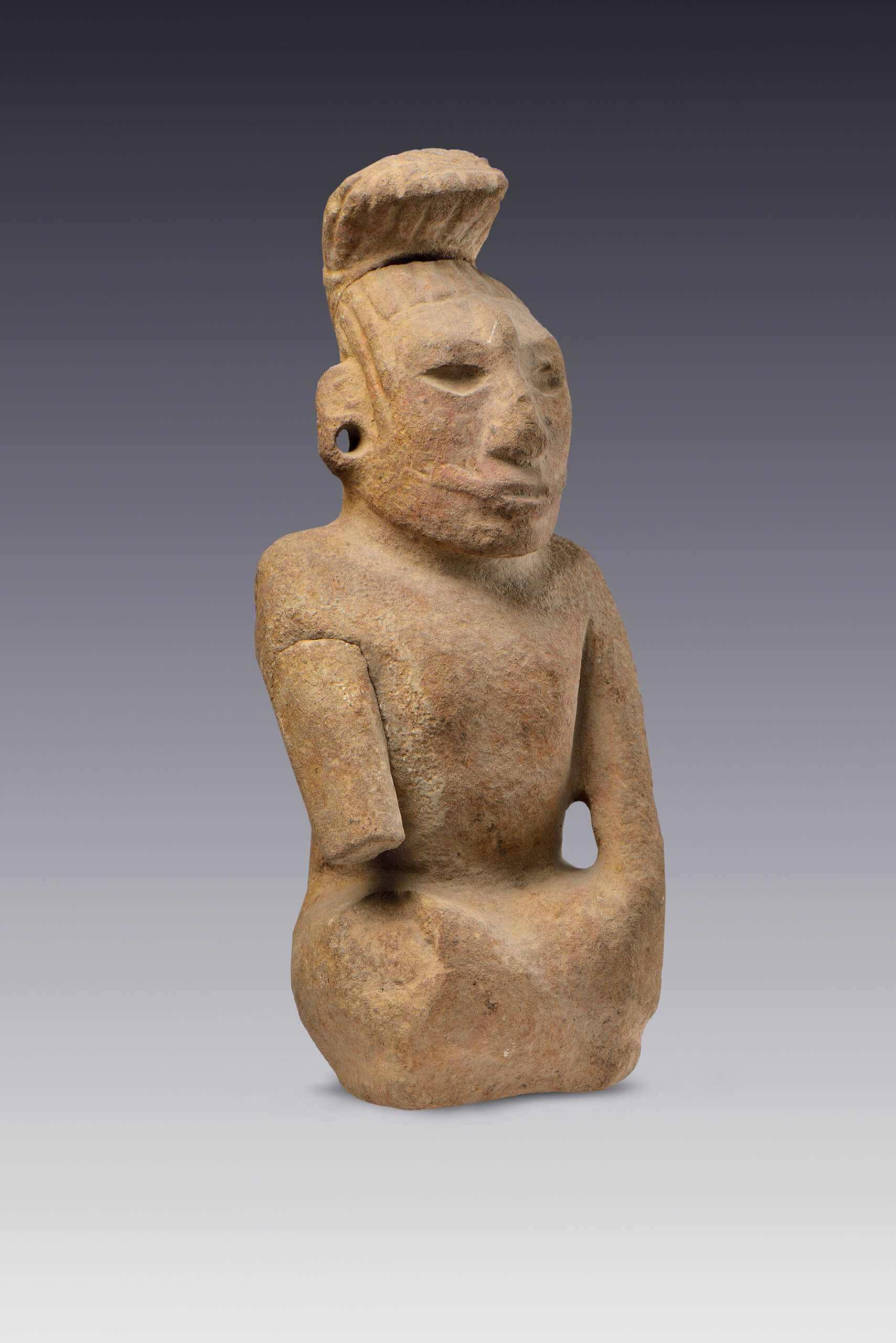 Personaje sentado con escarificaciones y modelación cefálica | El México antiguo. Salas de Arte Prehispánico | Museo Amparo, Puebla