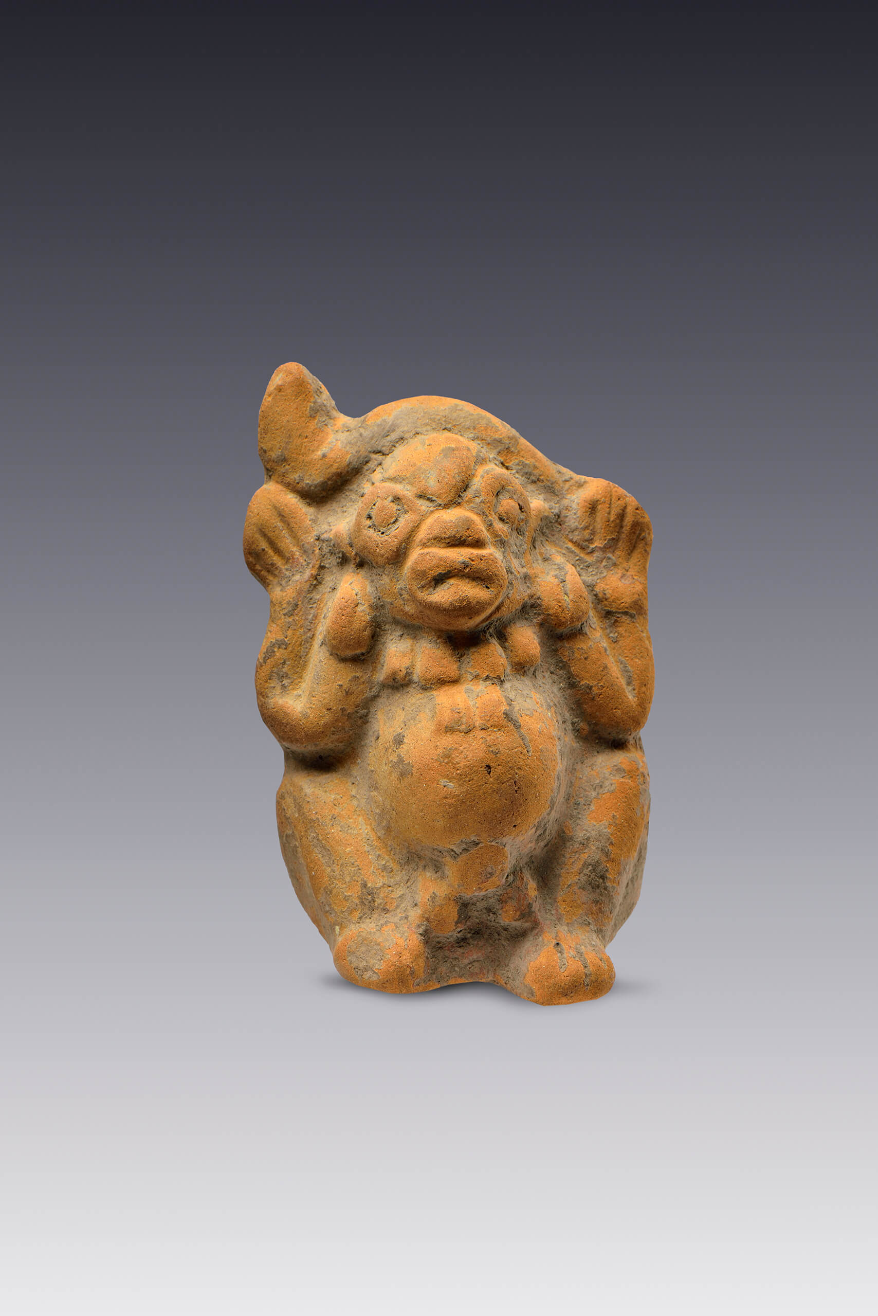 Instrumento musical con forma de mono con los brazos en alto | El México antiguo. Salas de Arte Prehispánico | Museo Amparo, Puebla
