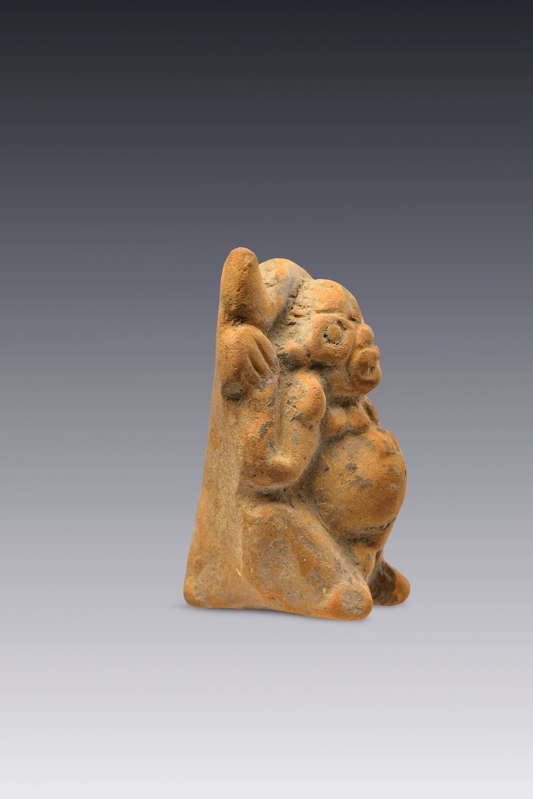 Instrumento musical con forma de mono con los brazos en alto | El México antiguo. Salas de Arte Prehispánico | Museo Amparo, Puebla