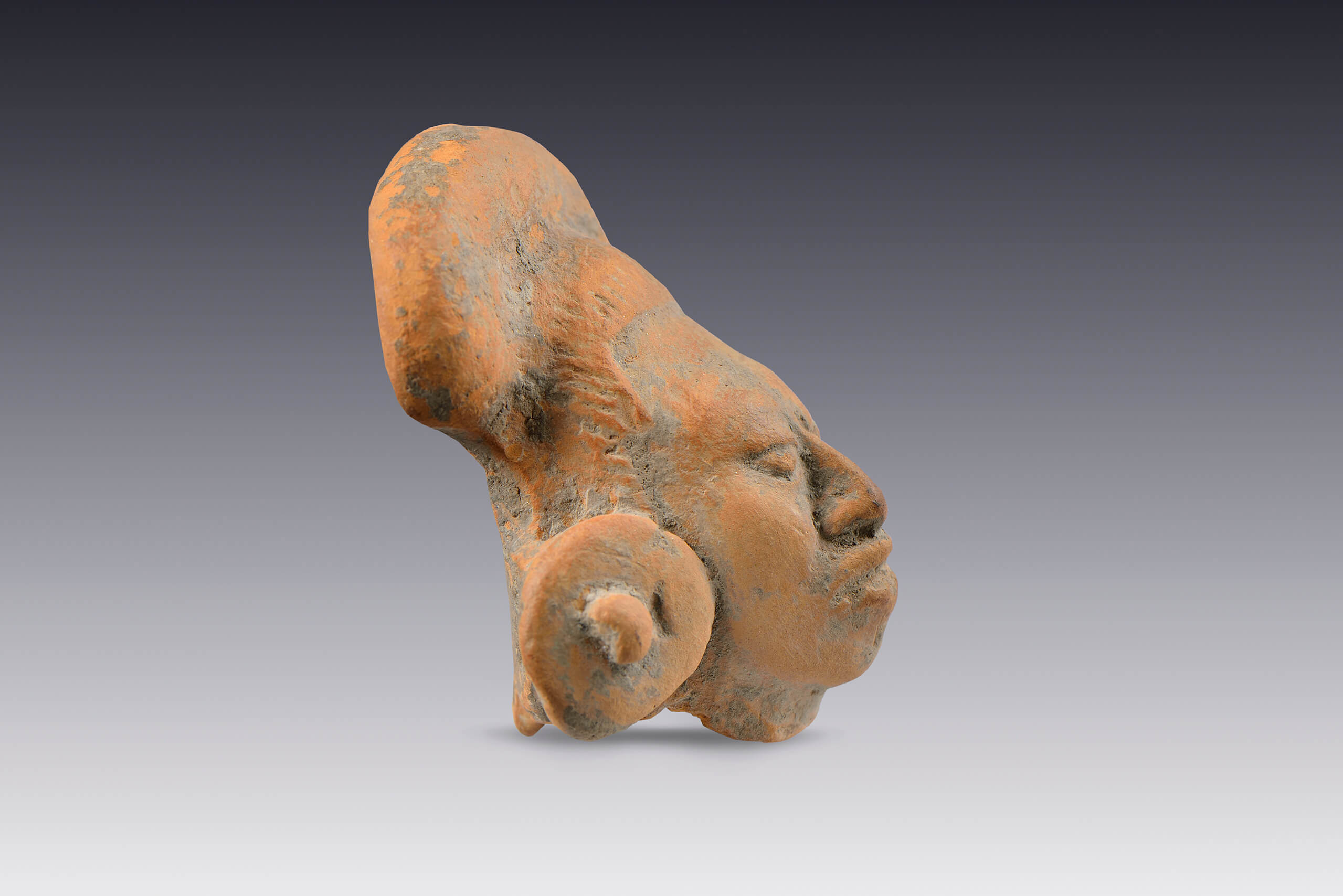 Cabeza modelada con orejeras y tocado | El México antiguo. Salas de Arte Prehispánico | Museo Amparo, Puebla