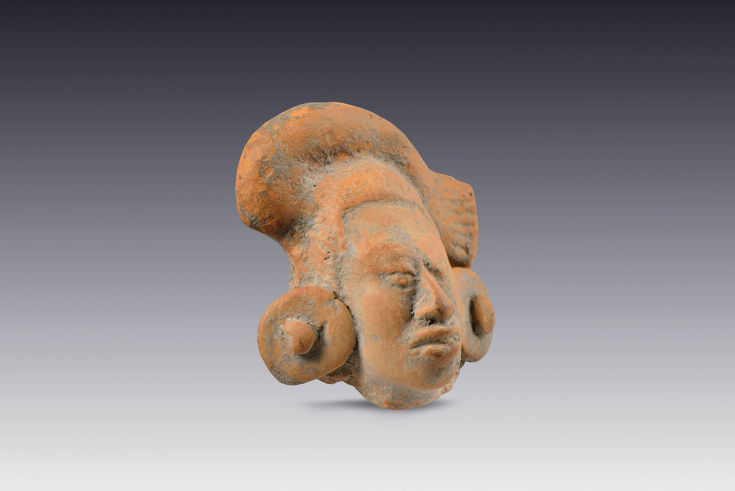 Cabeza modelada con orejeras y tocado | El México antiguo. Salas de Arte Prehispánico | Museo Amparo, Puebla