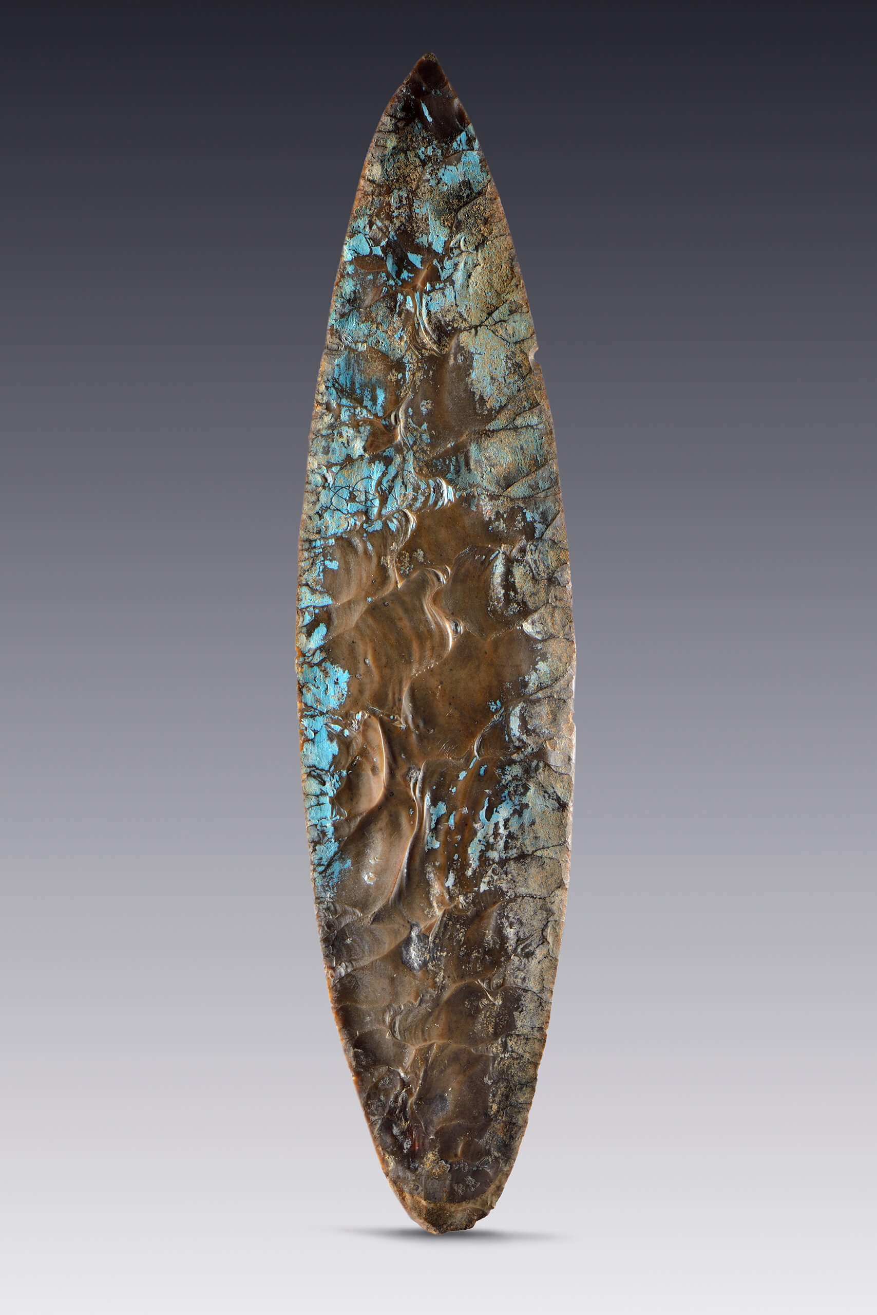 Cuchillo recubierto de estuco azul | El México antiguo. Salas de Arte Prehispánico | Museo Amparo, Puebla