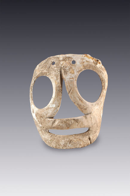 Máscara con la representación esquemática de un rostro