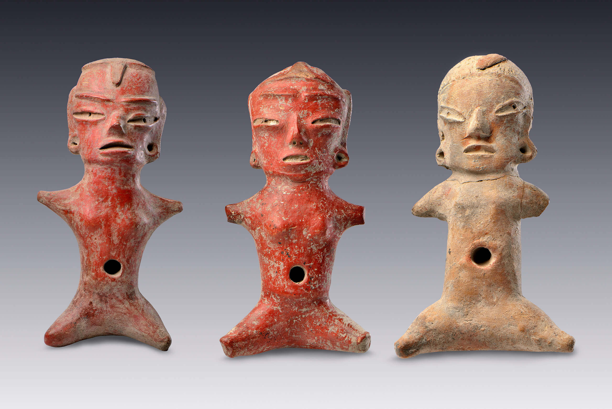 Mujeres sentadas y pintadas de rojo | El México antiguo. Salas de Arte Prehispánico | Museo Amparo, Puebla