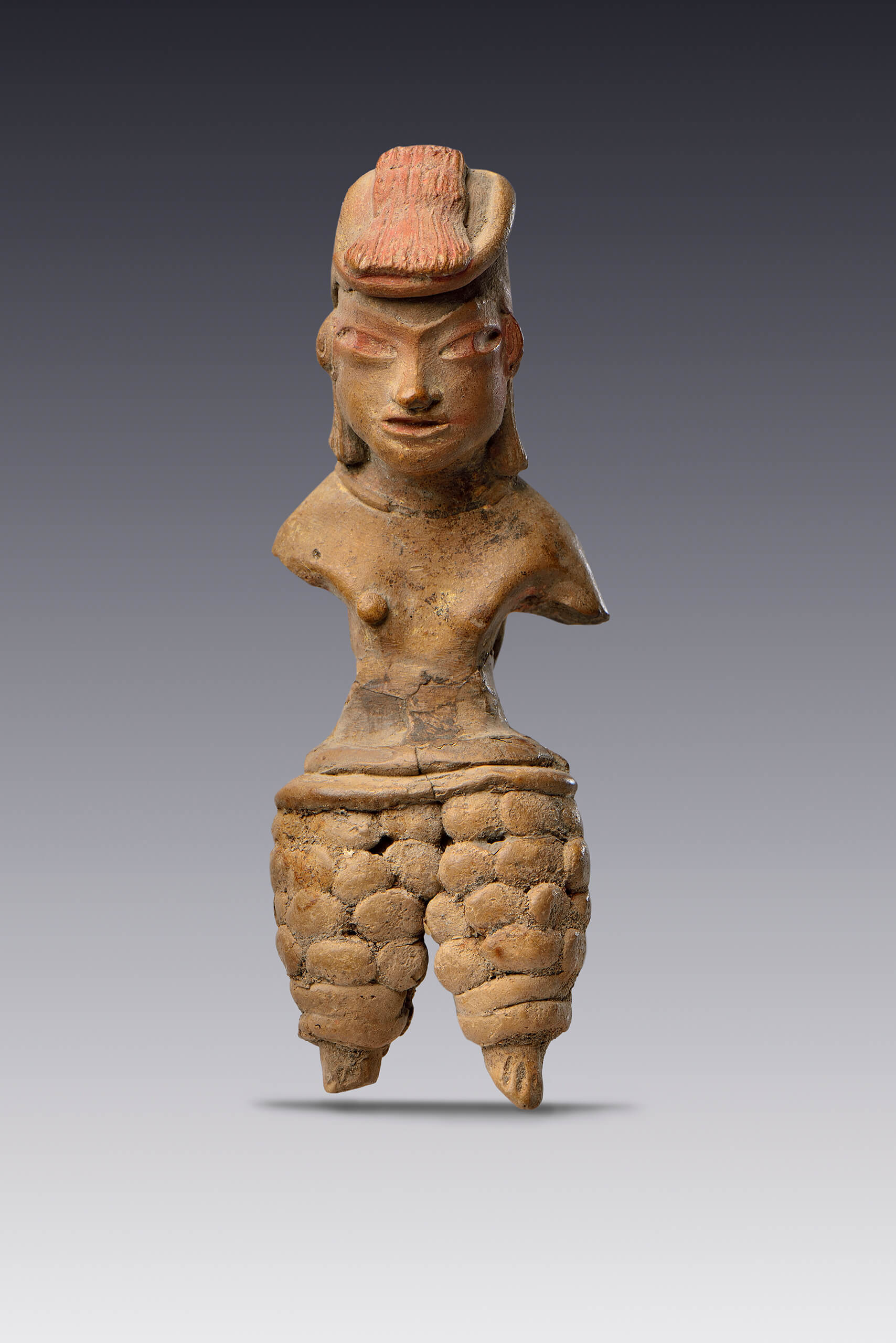 Mujer bonita con cabello largo y trenzado, con faldellín y perneras | El México antiguo. Salas de Arte Prehispánico | Museo Amparo, Puebla