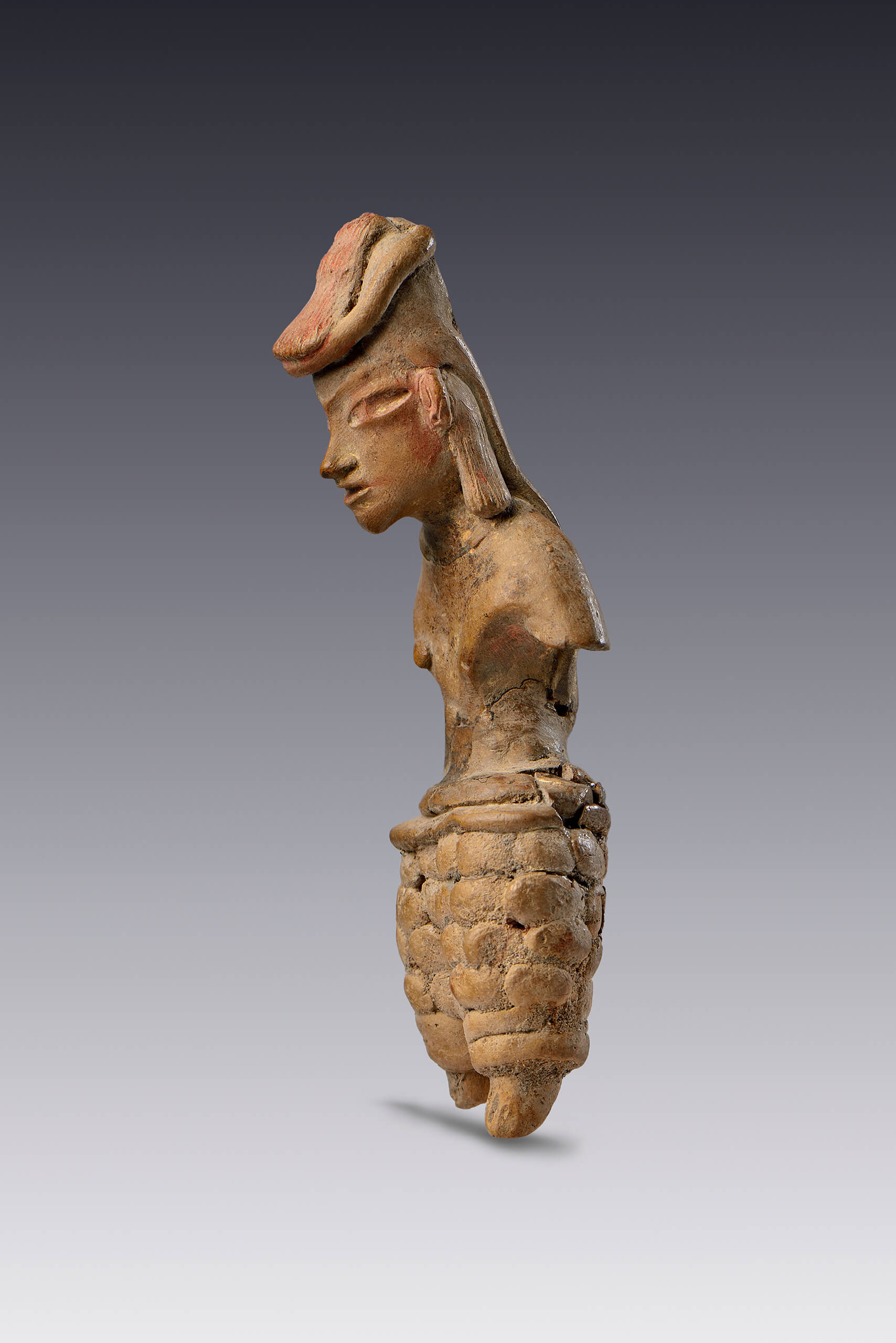 Mujer bonita con cabello largo y trenzado, con faldellín y perneras | El México antiguo. Salas de Arte Prehispánico | Museo Amparo, Puebla