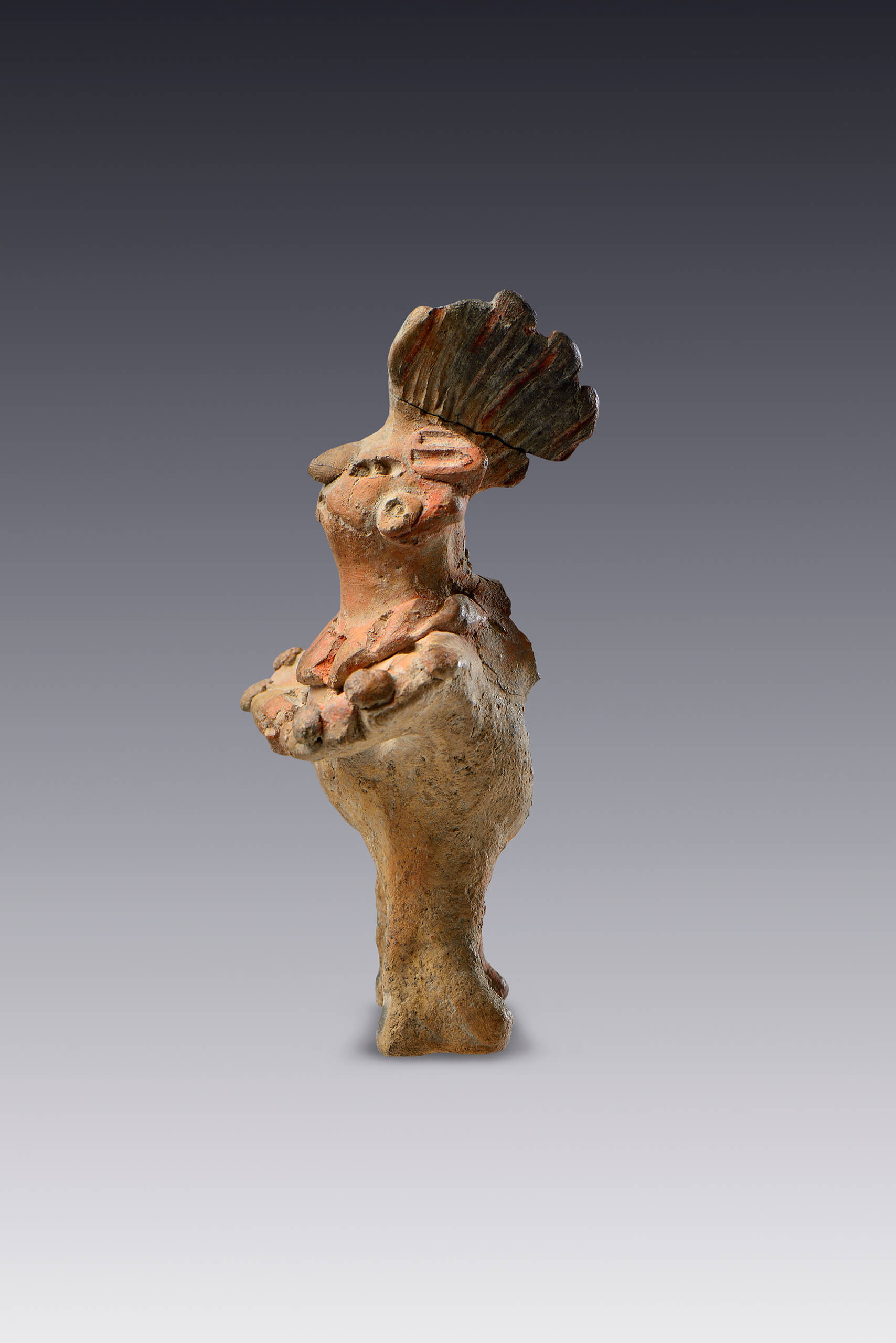 Silbato con personaje antropomorfo que porta un tocado | El México antiguo. Salas de Arte Prehispánico | Museo Amparo, Puebla