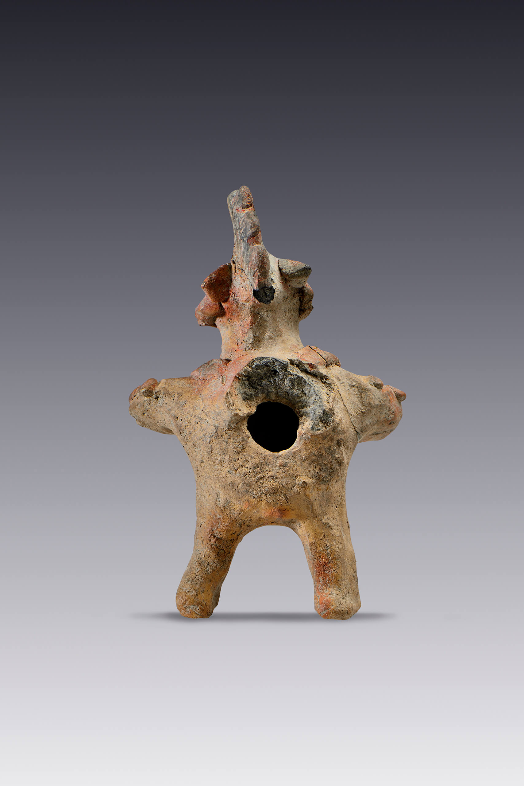 Silbato con personaje antropomorfo que porta un tocado | El México antiguo. Salas de Arte Prehispánico | Museo Amparo, Puebla