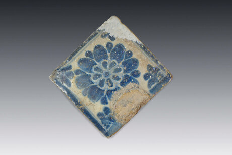 Azulejo histórico con flor central en azul cobalto