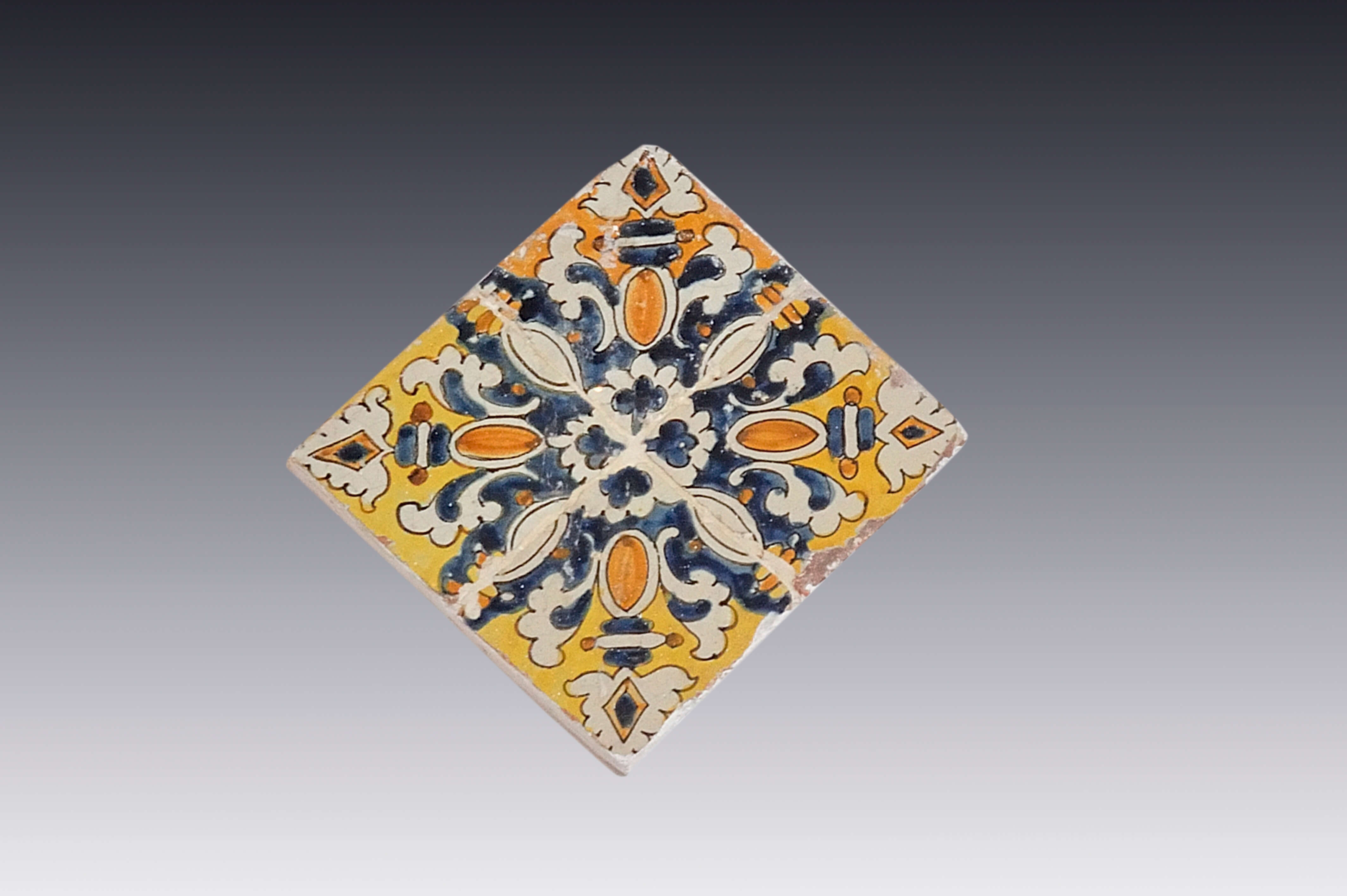 Azulejo polícromo con motivo floral | Salas de Arte Virreinal y Siglo XIX | Museo Amparo, Puebla