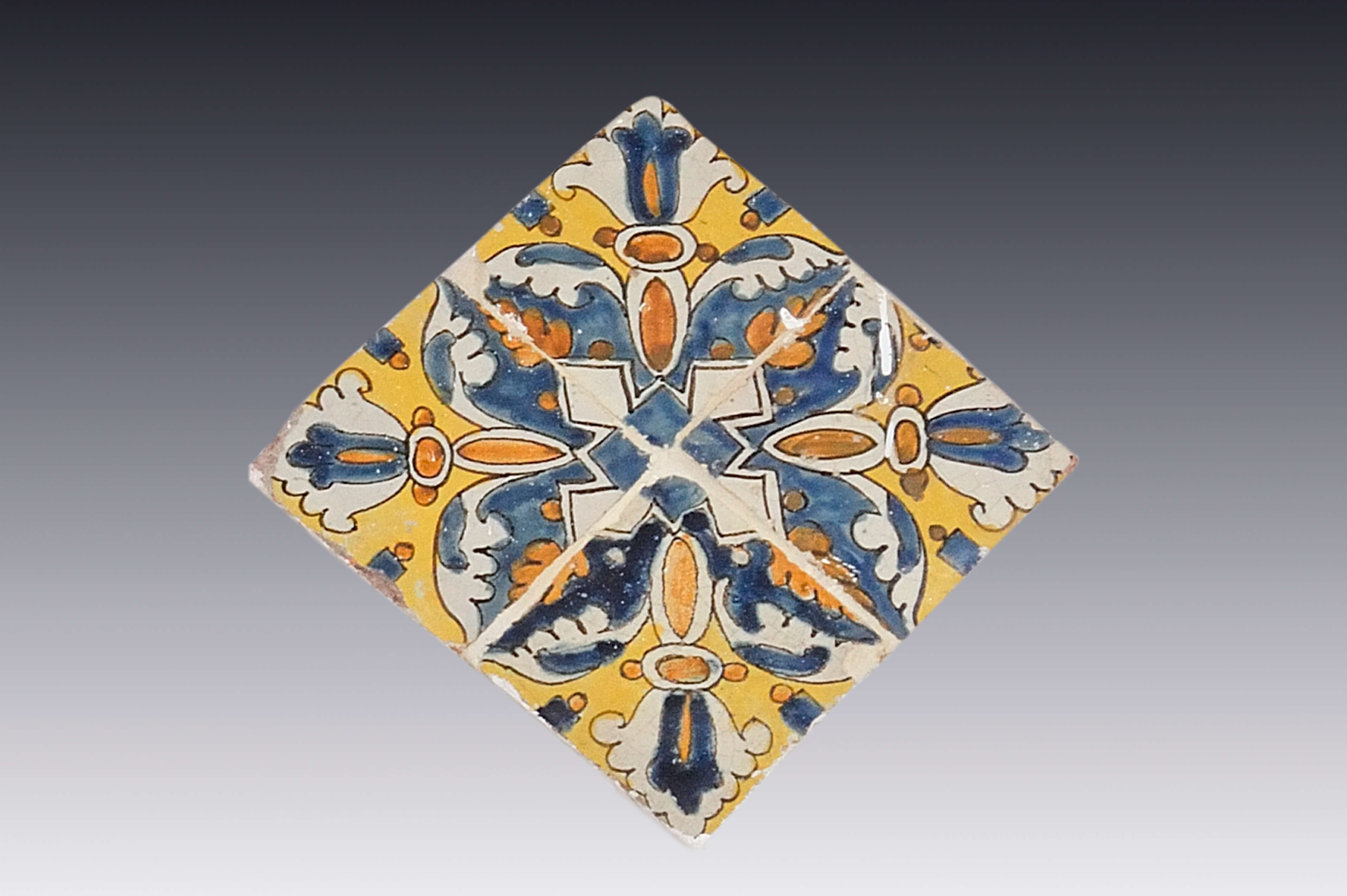 Azulejo polícromo con motivo floral | Salas de Arte Virreinal y Siglo XIX | Museo Amparo, Puebla
