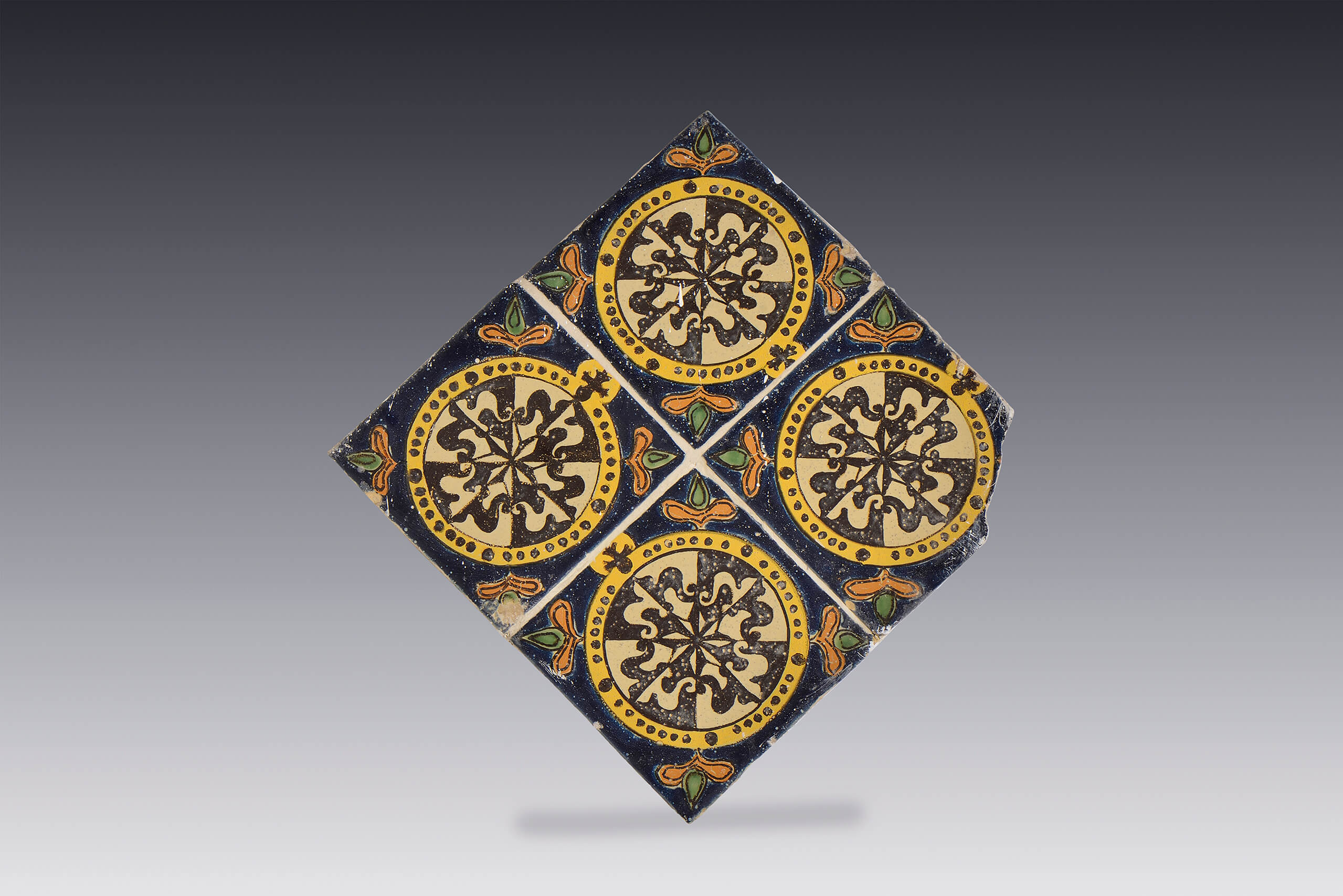 Azulejo polícromo con el emblema de la orden dominica | Salas de Arte Virreinal y Siglo XIX | Museo Amparo, Puebla