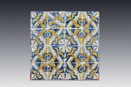 Azulejo polícromo con motivo geométrico y floral