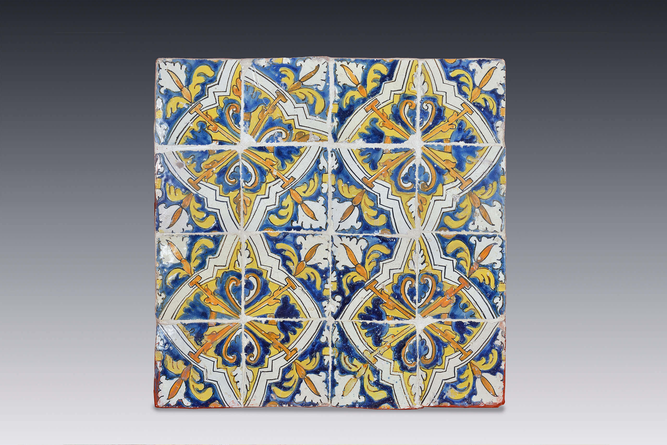 Azulejo polícromo con motivo geométrico y floral | Salas de Arte Virreinal y Siglo XIX | Museo Amparo, Puebla