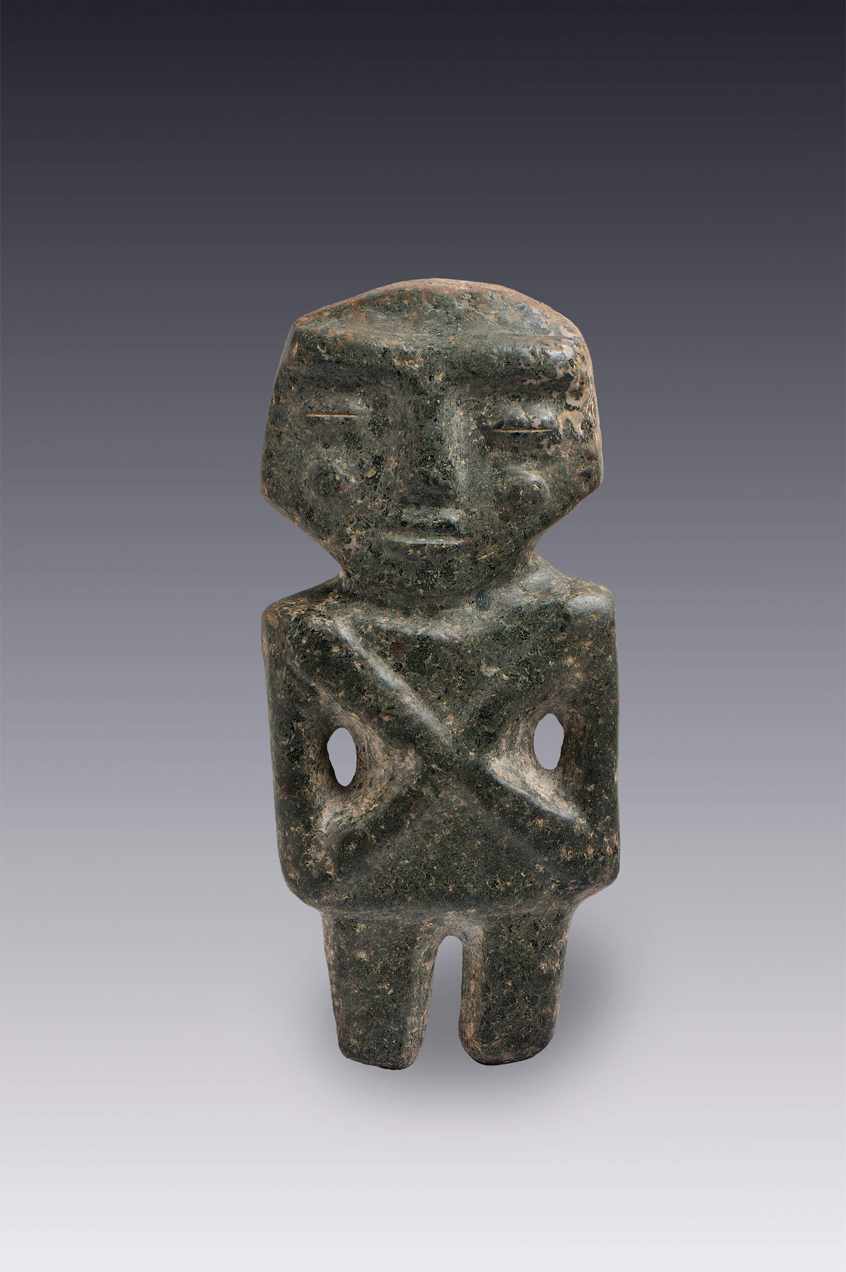 Hombre con los brazos cruzados | El México antiguo. Salas de Arte Prehispánico | Museo Amparo, Puebla