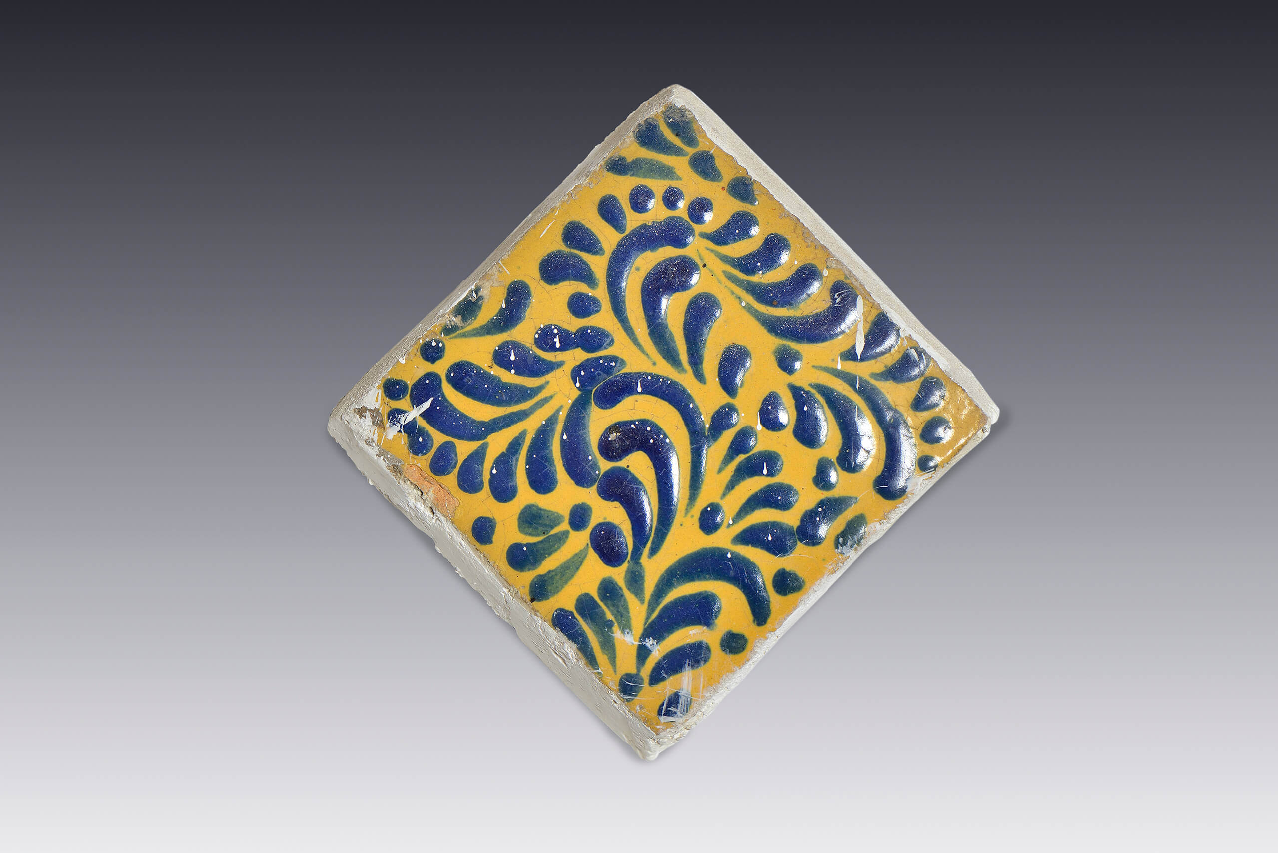 Azulejo polícromo plumeado | Salas de Arte Virreinal y Siglo XIX | Museo Amparo, Puebla