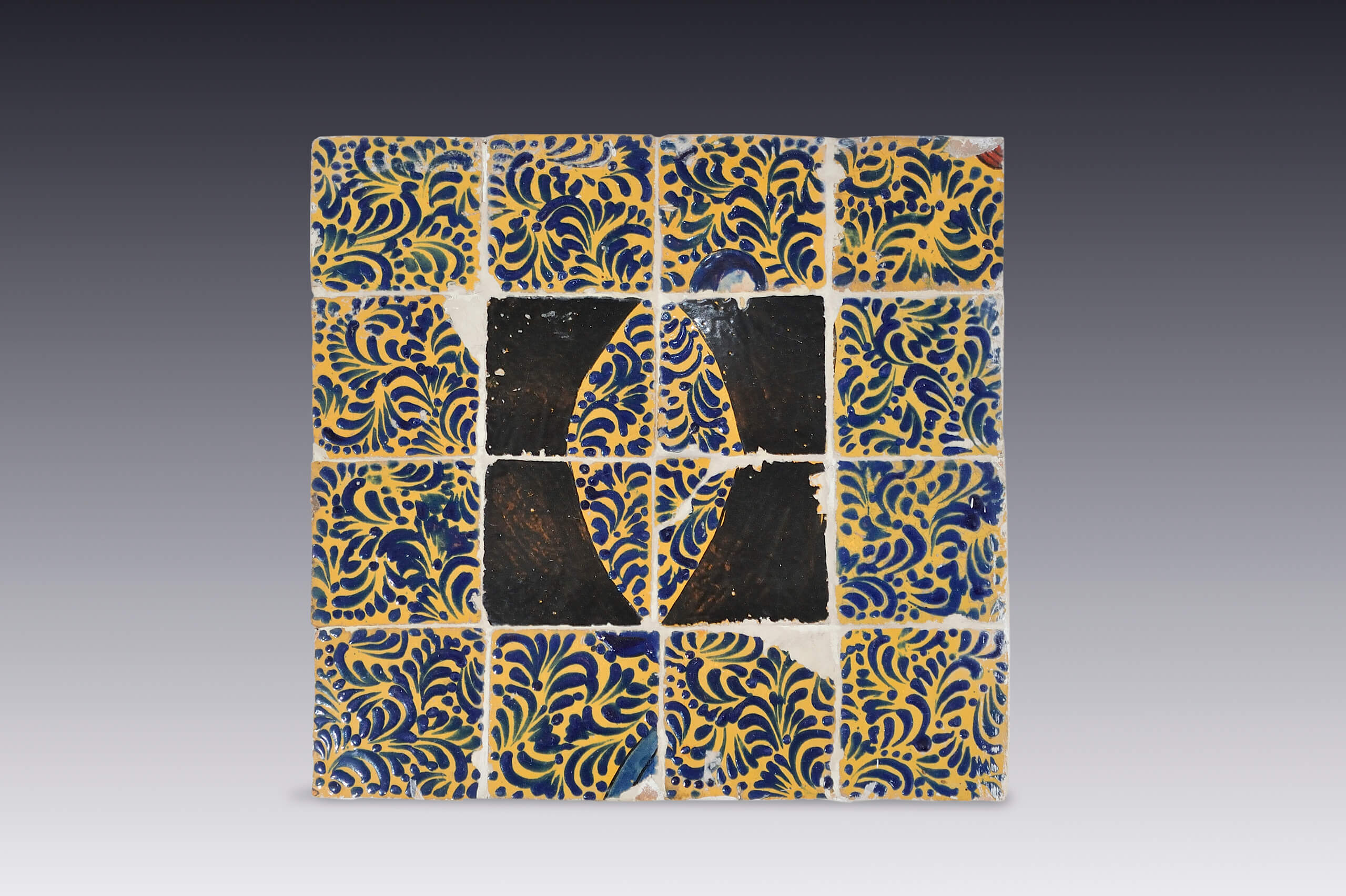 Panel de azulejos con óvalo plumeado | Salas de Arte Virreinal y Siglo XIX | Museo Amparo, Puebla