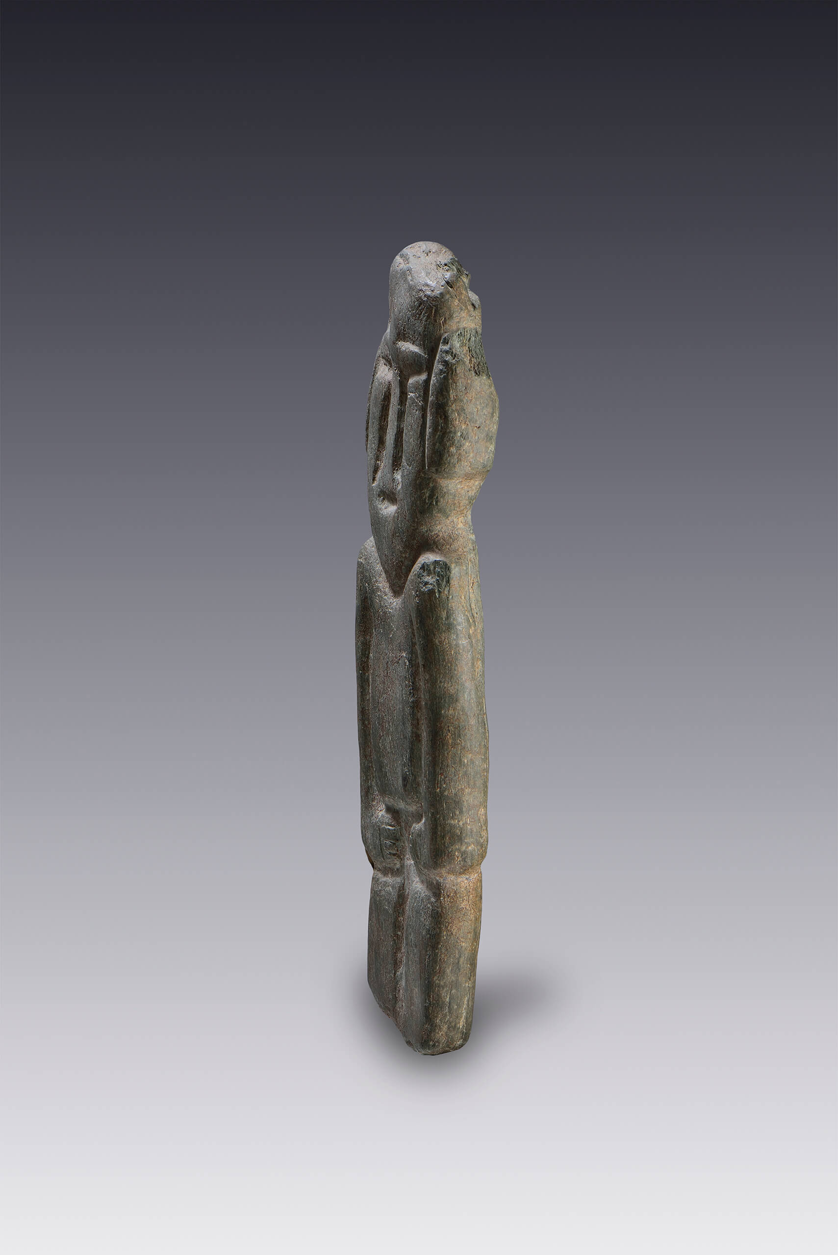 Figura humana con las manos unidas sobre el abdomen | El México antiguo. Salas de Arte Prehispánico | Museo Amparo, Puebla