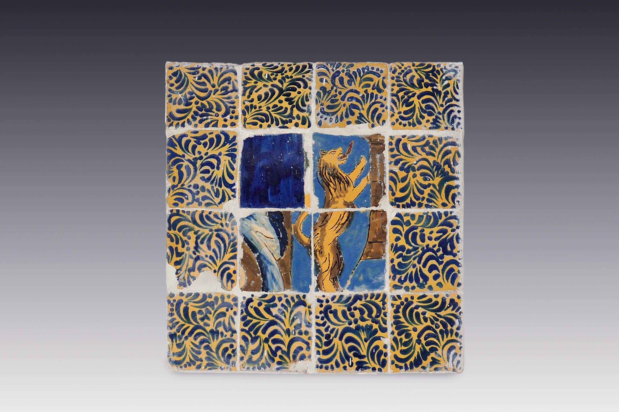 Panel de azulejos con león rampante | Salas de Arte Virreinal y Siglo XIX | Museo Amparo, Puebla