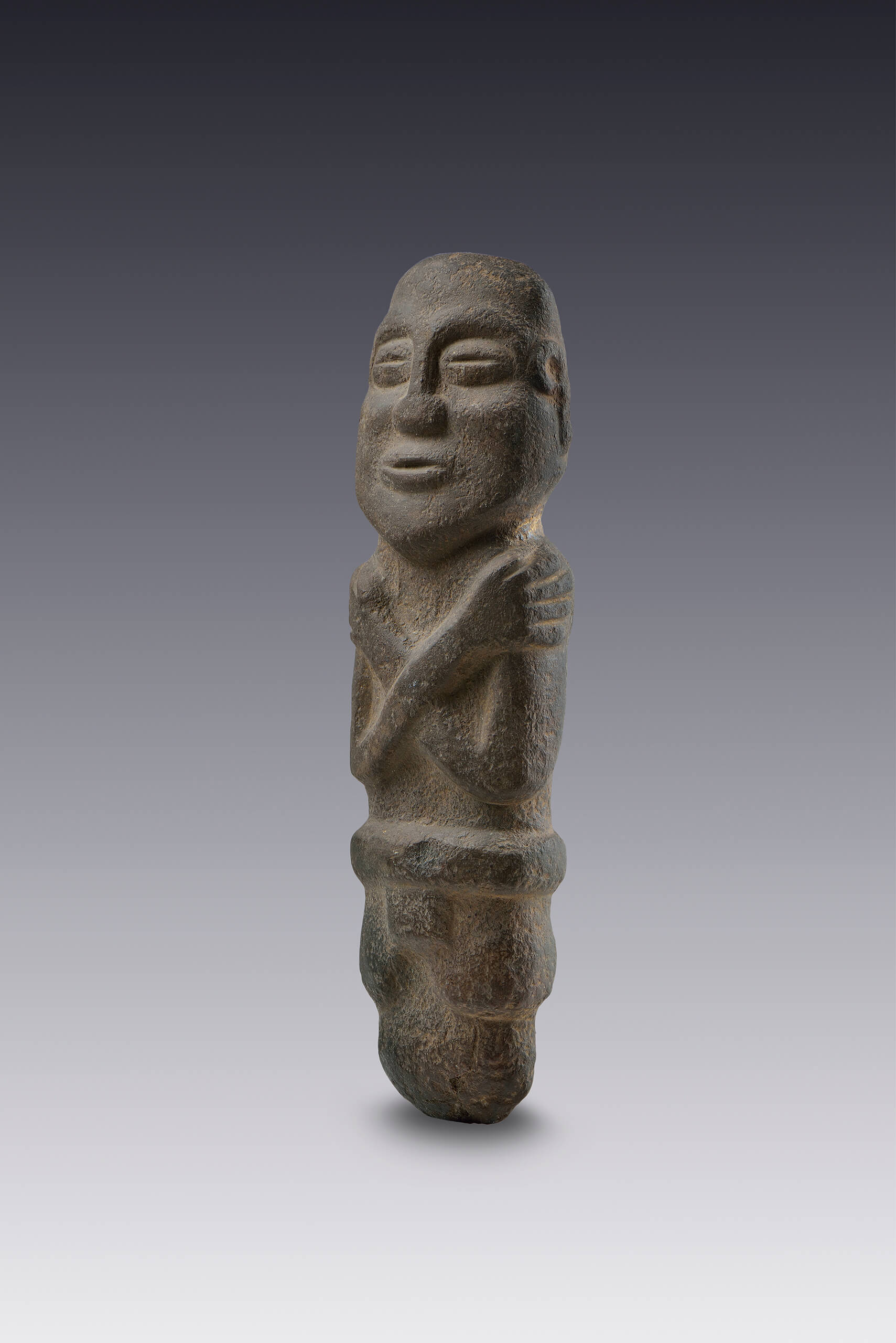 Hombre con los brazos cruzados sobre el pecho | El México antiguo. Salas de Arte Prehispánico | Museo Amparo, Puebla