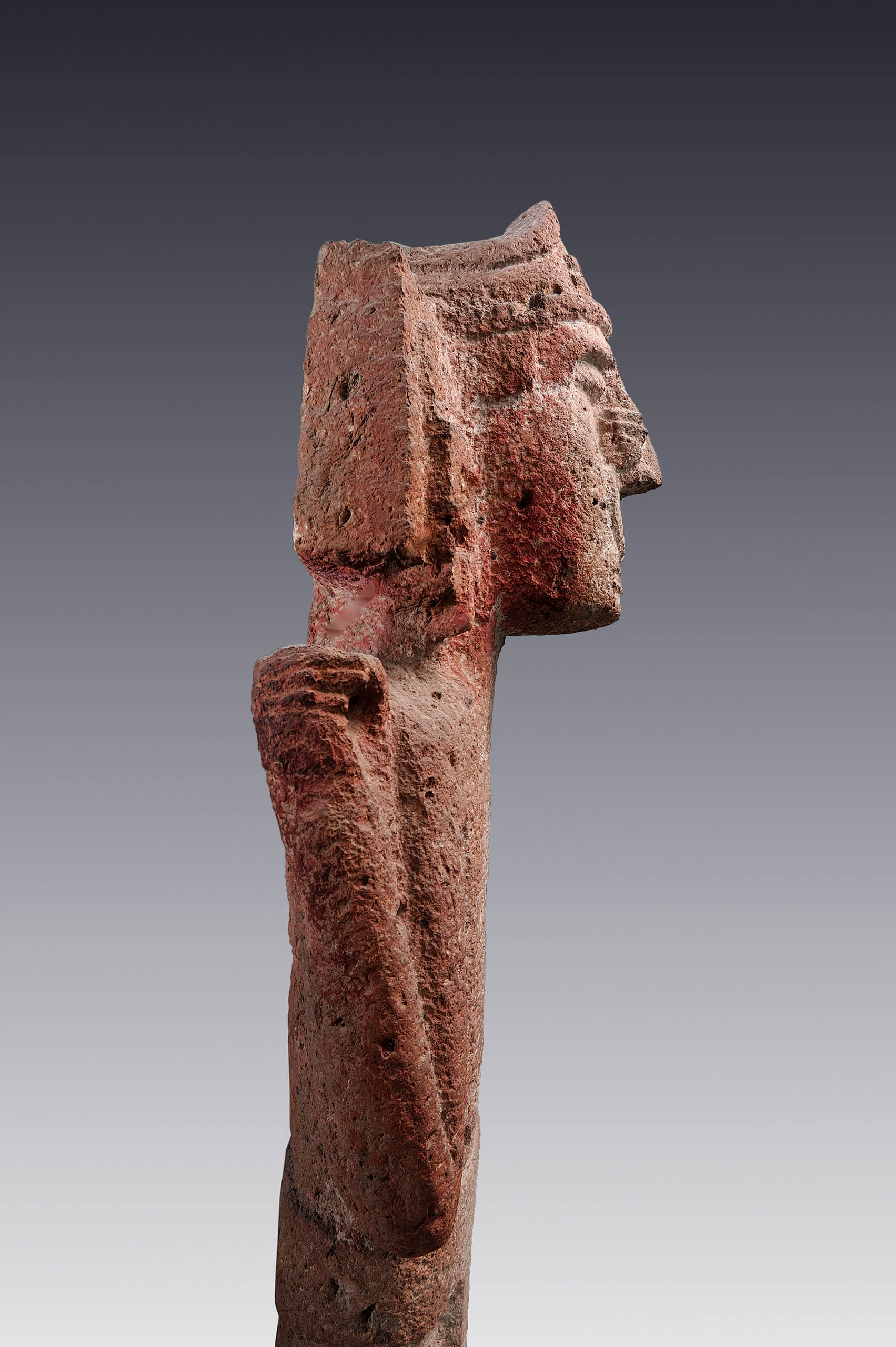 Figura masculina con nariguera de media luna | El México antiguo. Salas de Arte Prehispánico | Museo Amparo, Puebla