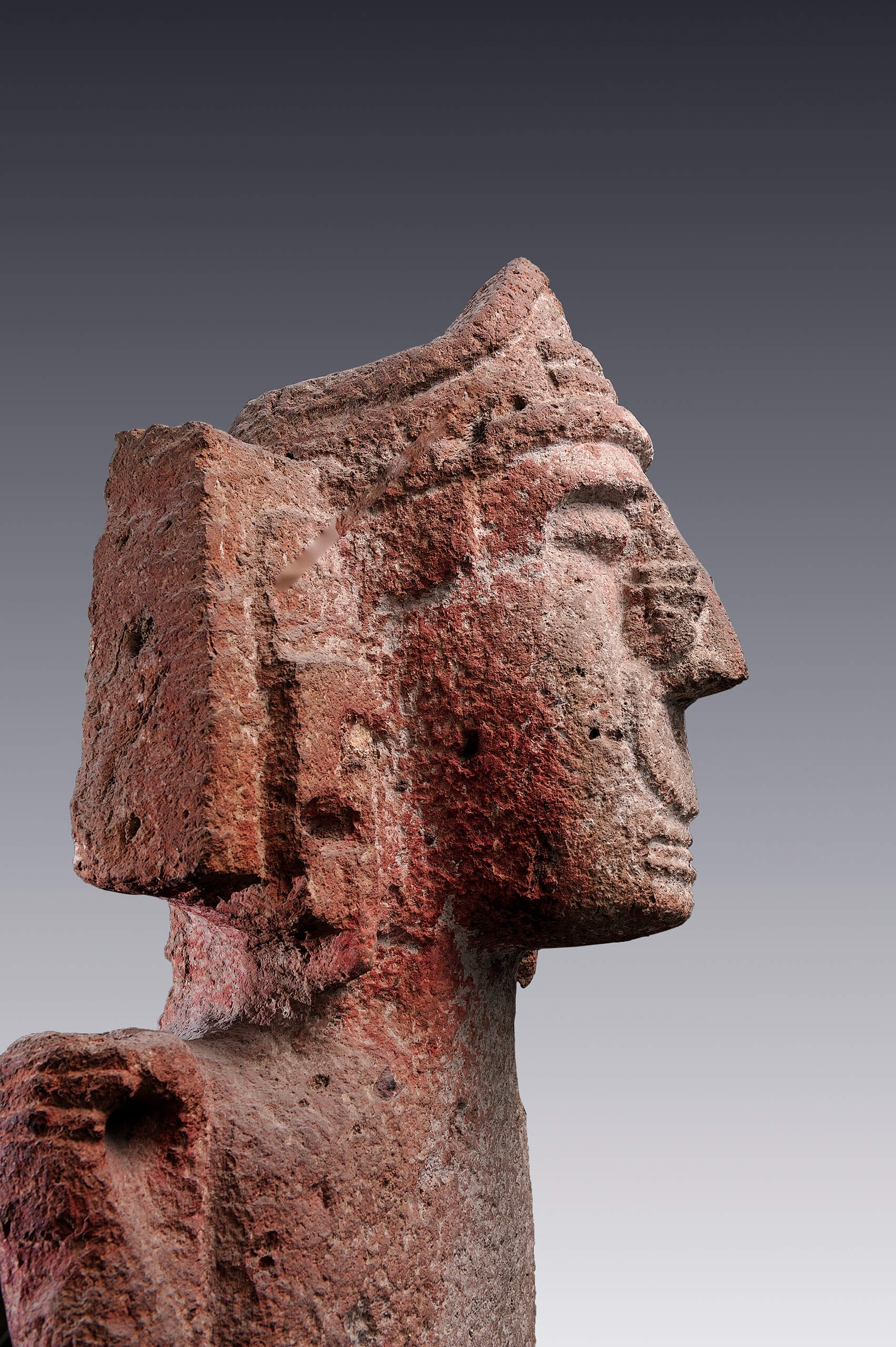 Figura masculina con nariguera de media luna | El México antiguo. Salas de Arte Prehispánico | Museo Amparo, Puebla