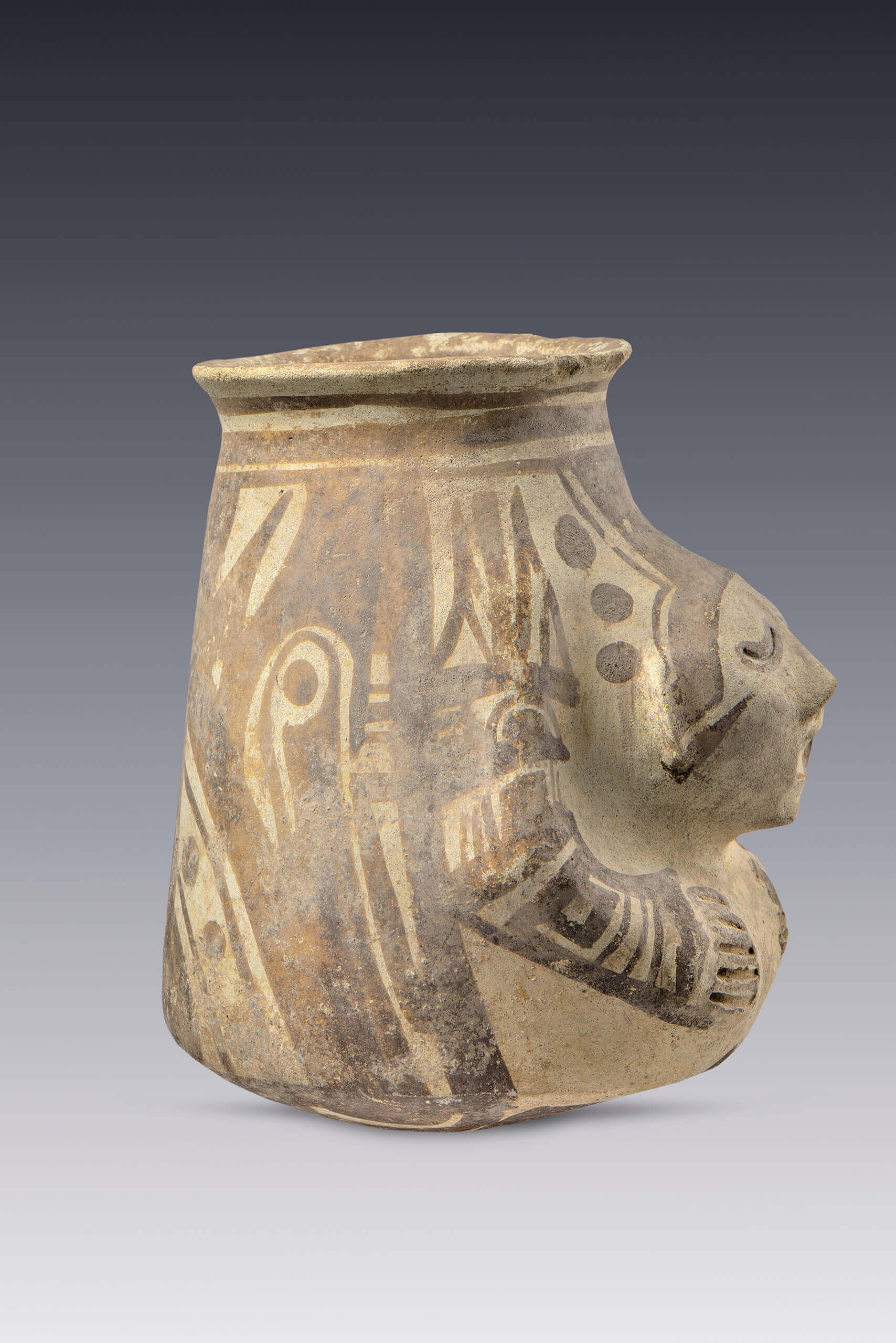 Olla antropomorfa con manos sobre el vientre, tipo huasteca polícroma | El México antiguo. Salas de Arte Prehispánico | Museo Amparo, Puebla
