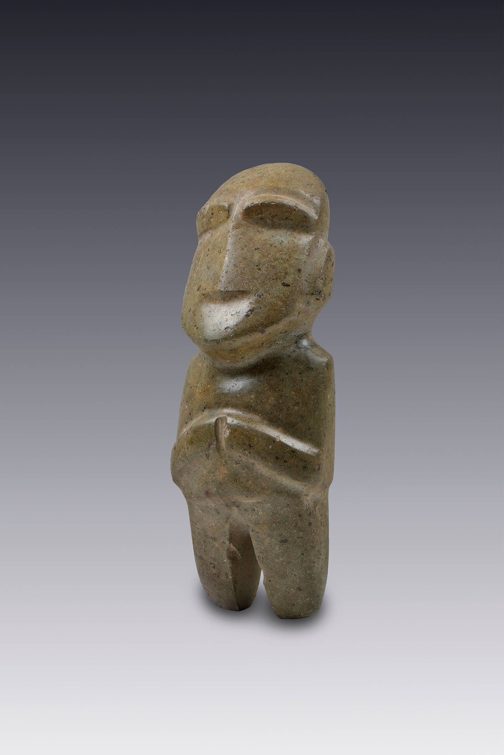 Figura humana que se lleva los brazos al pecho | El México antiguo. Salas de Arte Prehispánico | Museo Amparo, Puebla