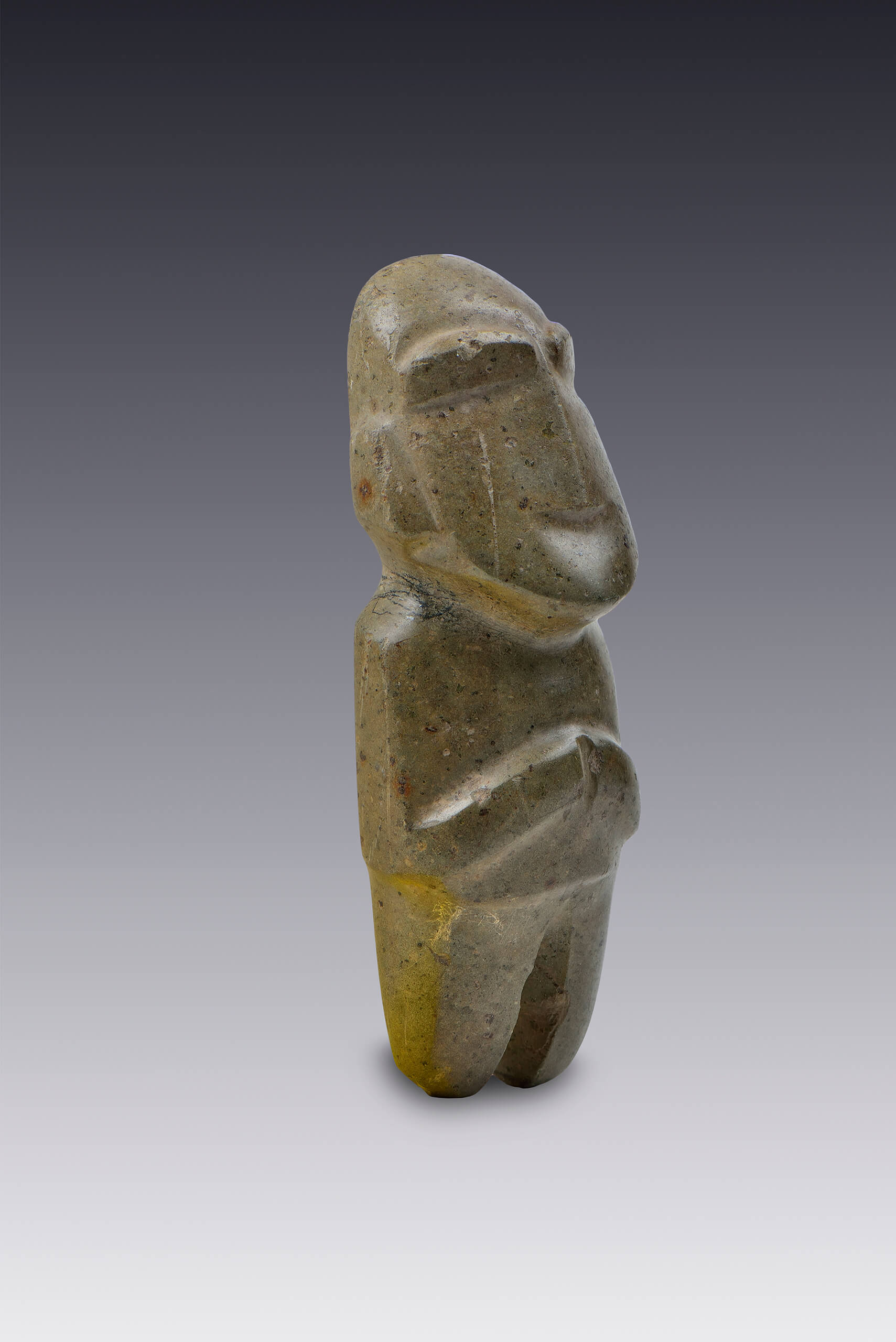 Figura humana que se lleva los brazos al pecho | El México antiguo. Salas de Arte Prehispánico | Museo Amparo, Puebla
