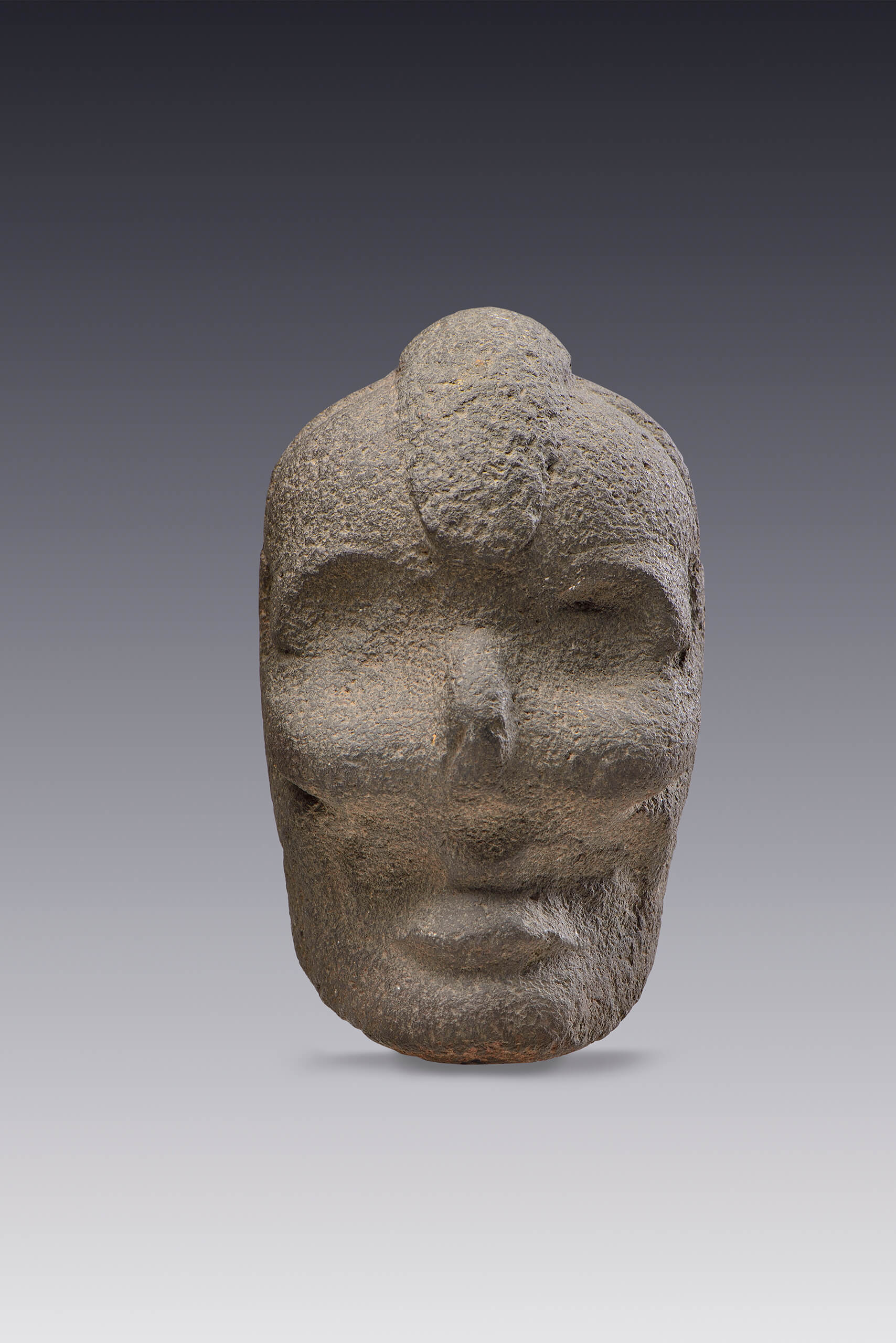 Hacha votiva en forma de cabeza humana descarnada | El tiempo en las cosas II. Salas de Arte Contemporáneo | Museo Amparo, Puebla