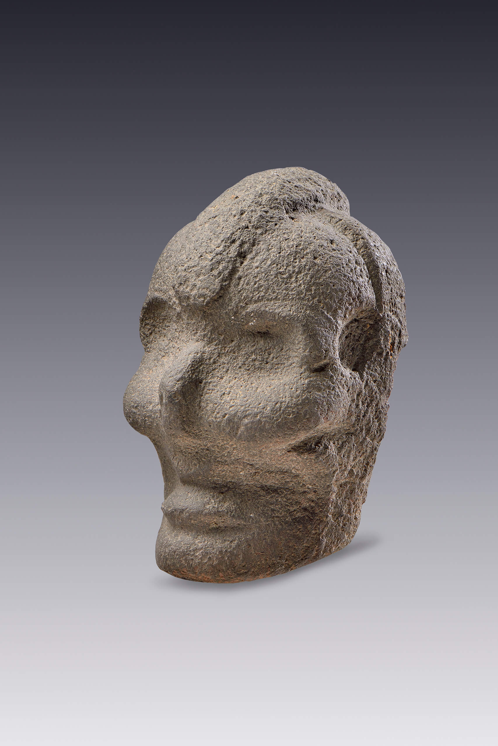 Hacha votiva en forma de cabeza humana descarnada | El tiempo en las cosas. Salas de Arte Contemporáneo | Museo Amparo, Puebla