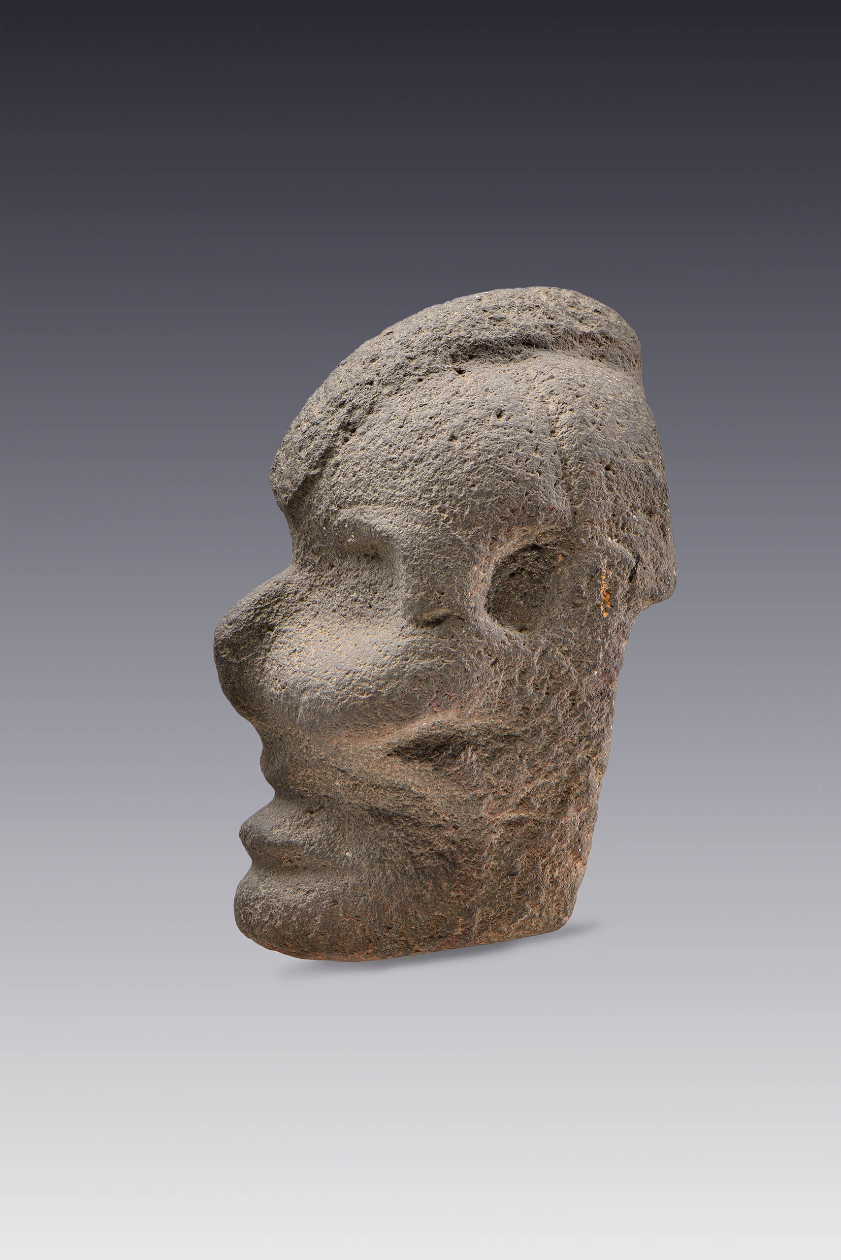 Hacha votiva en forma de cabeza humana descarnada | El tiempo en las cosas II. Salas de Arte Contemporáneo | Museo Amparo, Puebla
