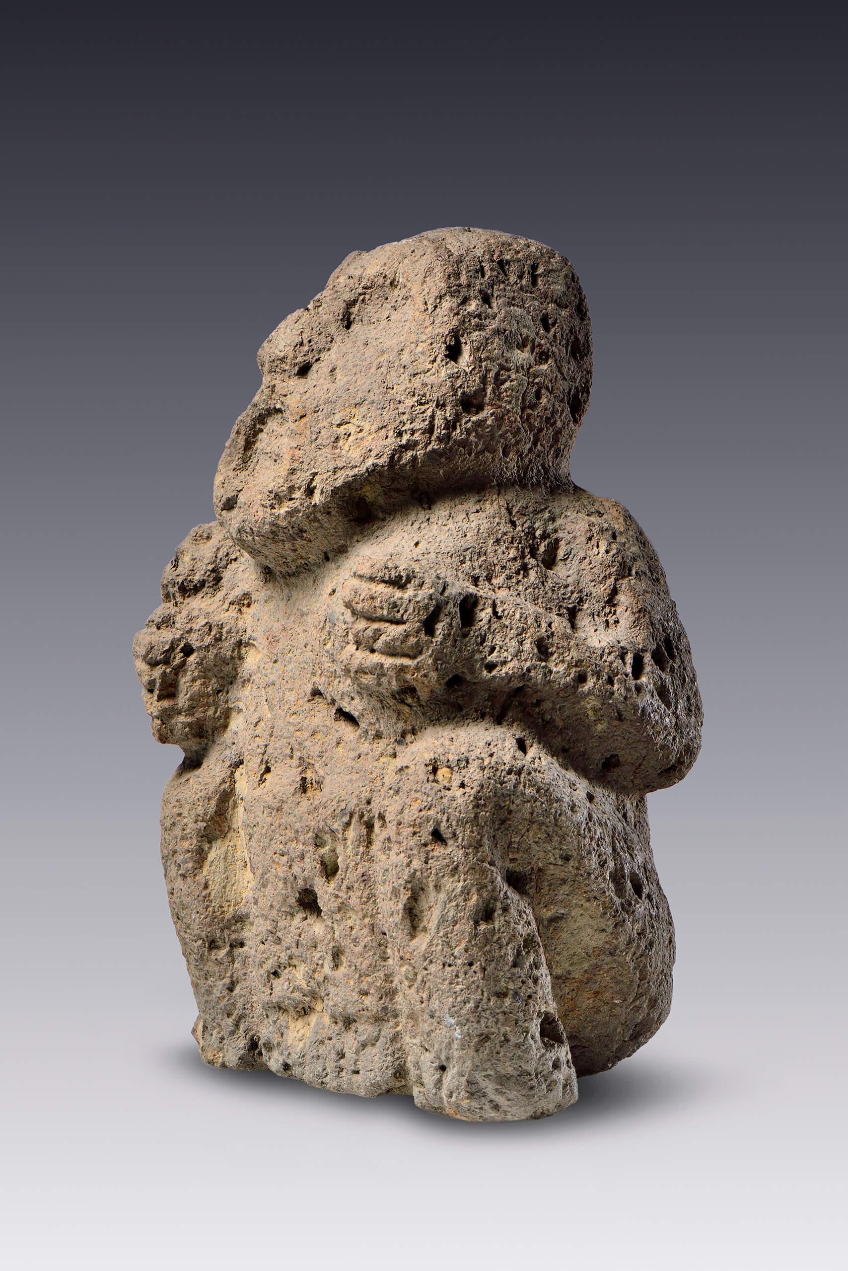 Personaje antropomorfo con máscara y un pequeño personaje agazapado sobre el brazo | El México antiguo. Salas de Arte Prehispánico | Museo Amparo, Puebla