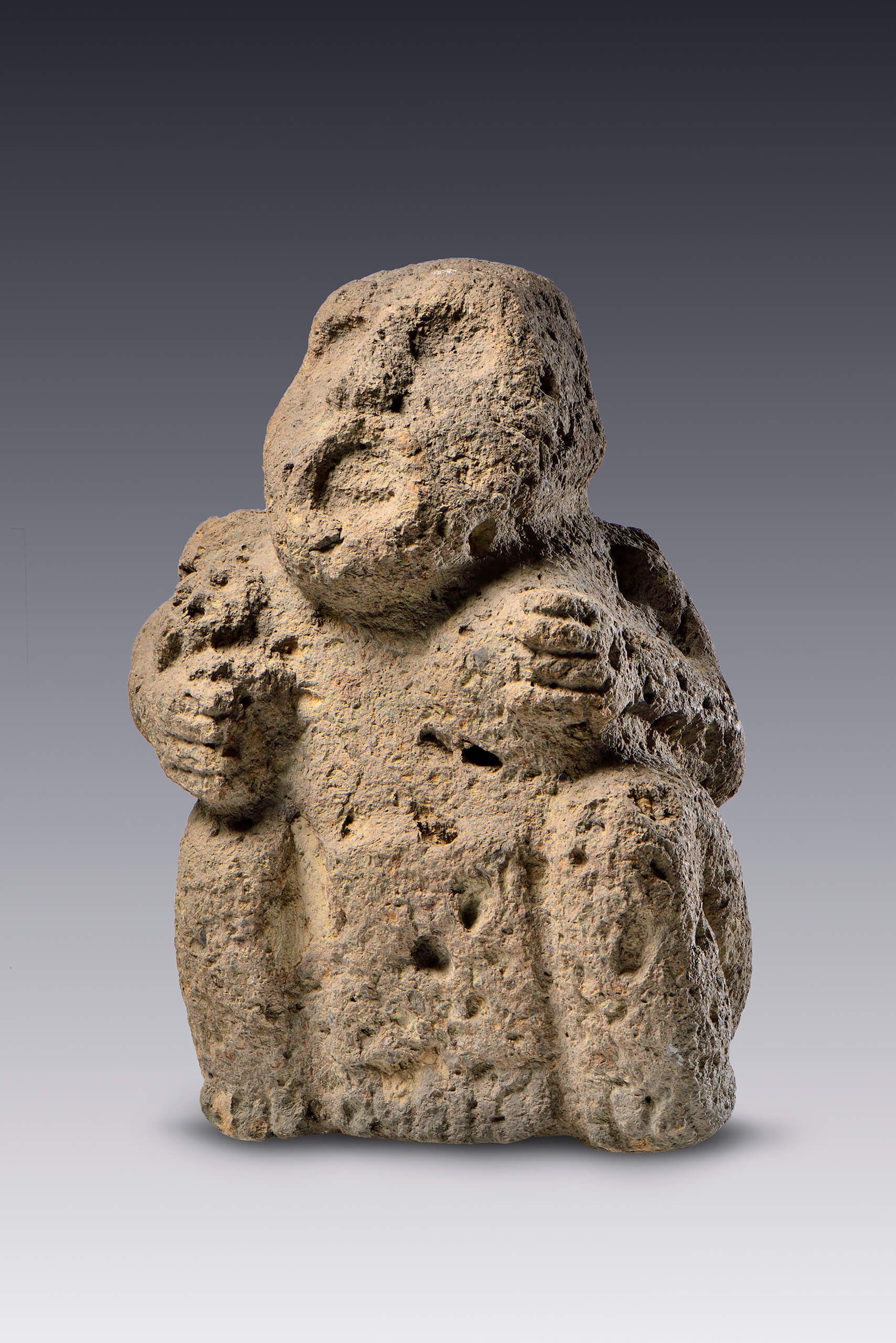 Personaje antropomorfo con máscara y un pequeño personaje agazapado sobre el brazo | El México antiguo. Salas de Arte Prehispánico | Museo Amparo, Puebla