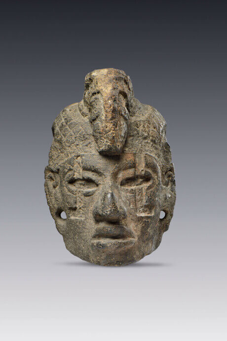 Hacha votiva en forma de cabeza humana con una cabeza de jaguar sobre la frente