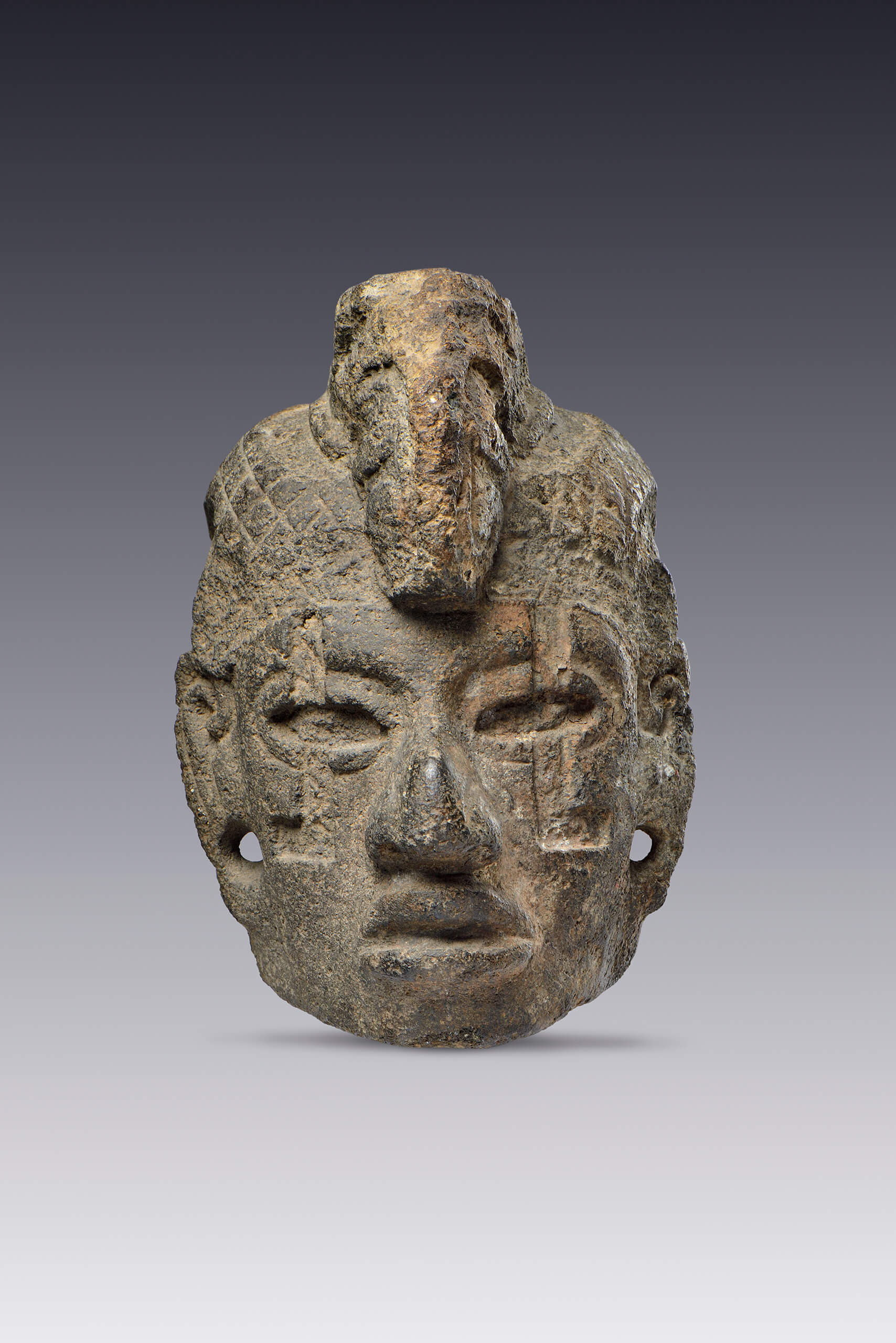 Hacha votiva en forma de cabeza humana con una cabeza de jaguar sobre la frente | El México antiguo. Salas de Arte Prehispánico | Museo Amparo, Puebla
