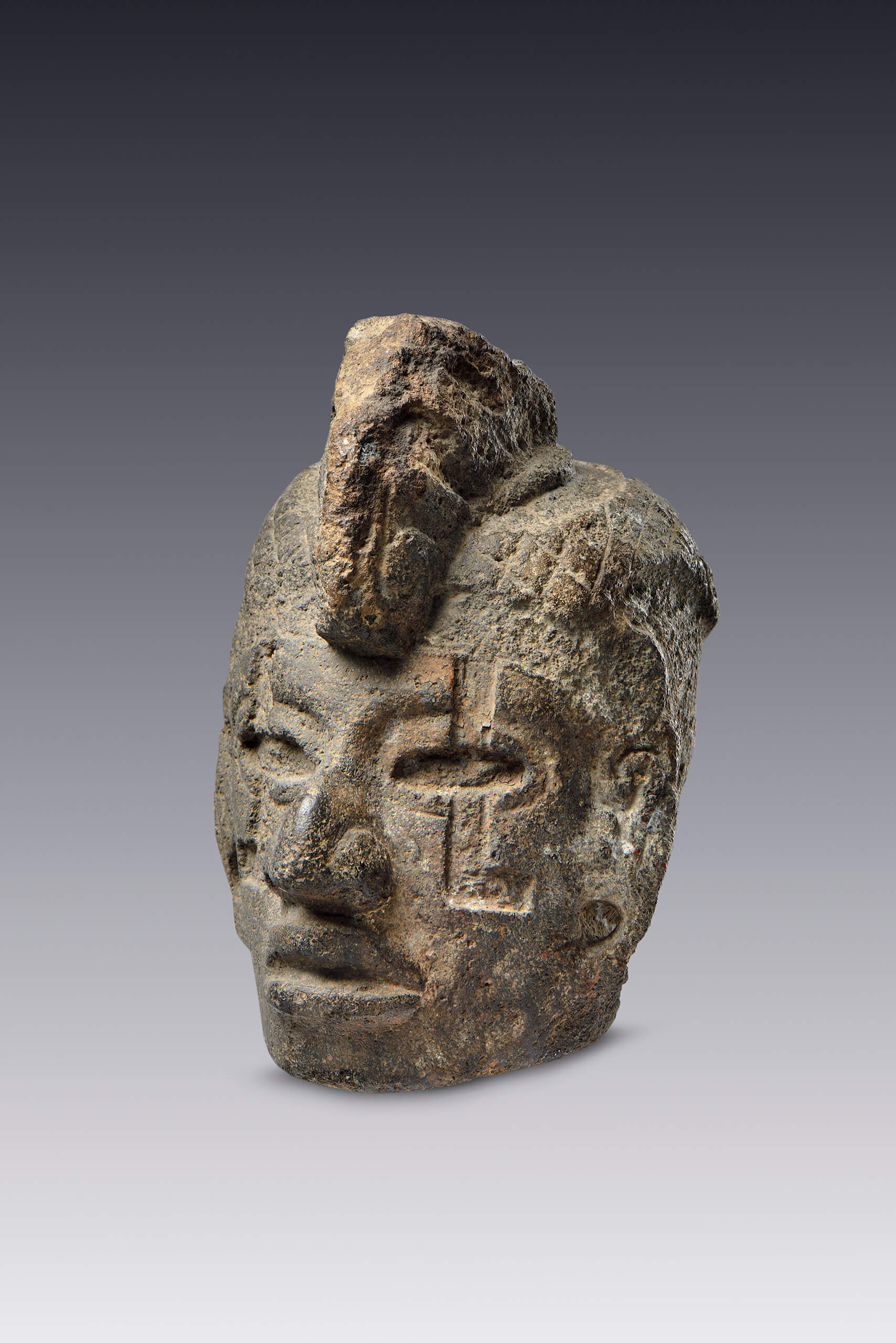 Hacha votiva en forma de cabeza humana con una cabeza de jaguar sobre la frente | El México antiguo. Salas de Arte Prehispánico | Museo Amparo, Puebla